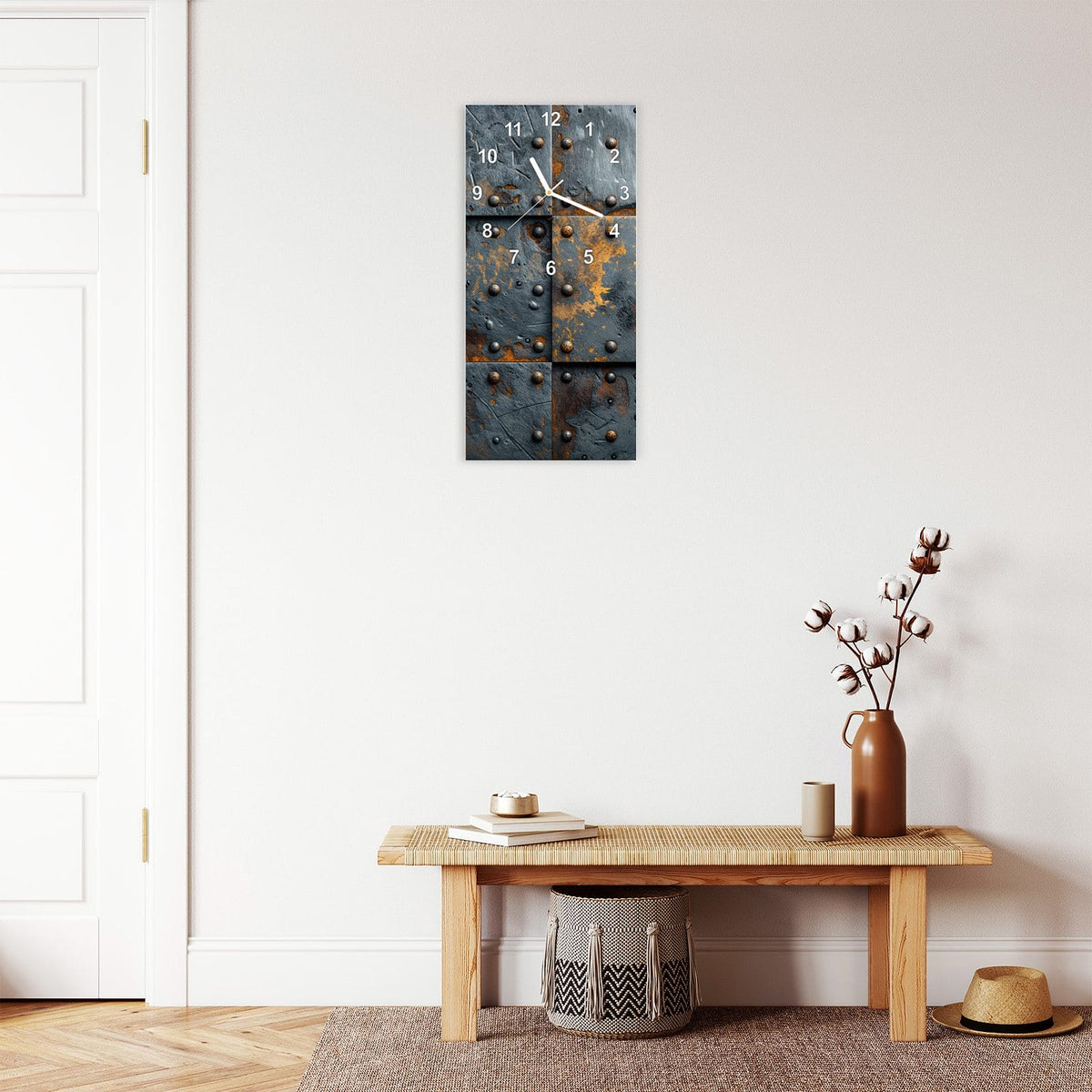 Wanduhr aus Glas im Hochformat Rostige Eisenplatten mit Ziffernblatt Modern über einer Holzbank im Flur