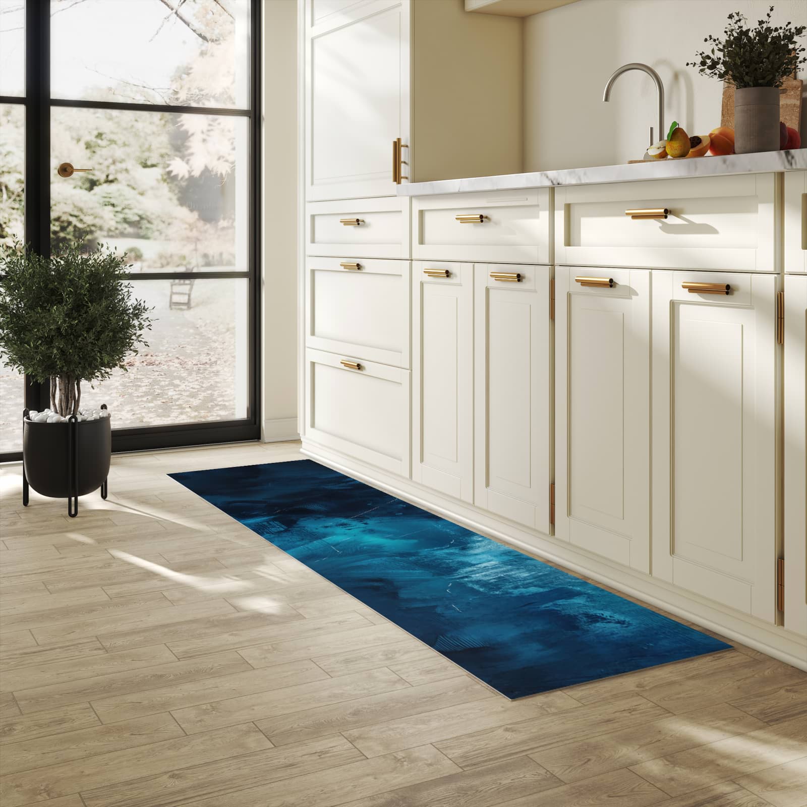 Schmutzabweisender moderner Küchenläufer mit Motiv Abstrakte Blautöne in heller Küche