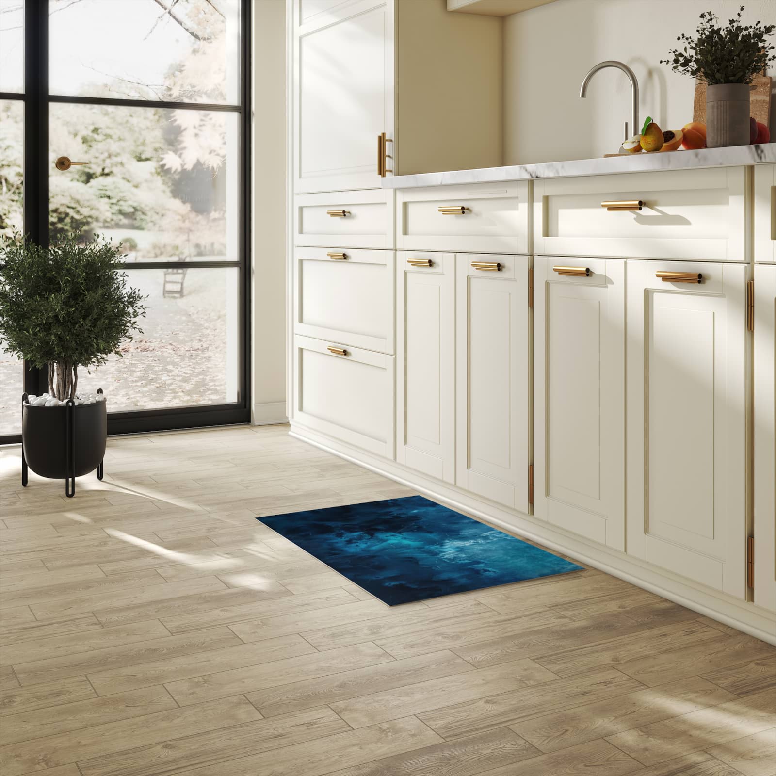 Flacher moderner Küchenläufer mit Motiv Abstrakte Blautöne in heller Küche