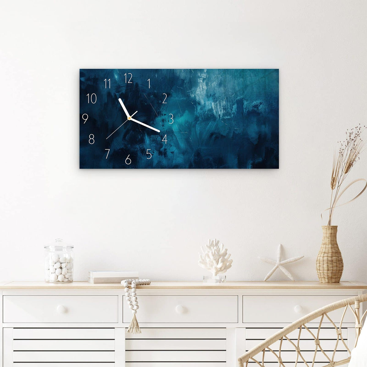 Wanduhr Abstrakte Blautöne aus Glas – Querformat 60 × 30 cm – Fließende Pinselstriche in Blau
