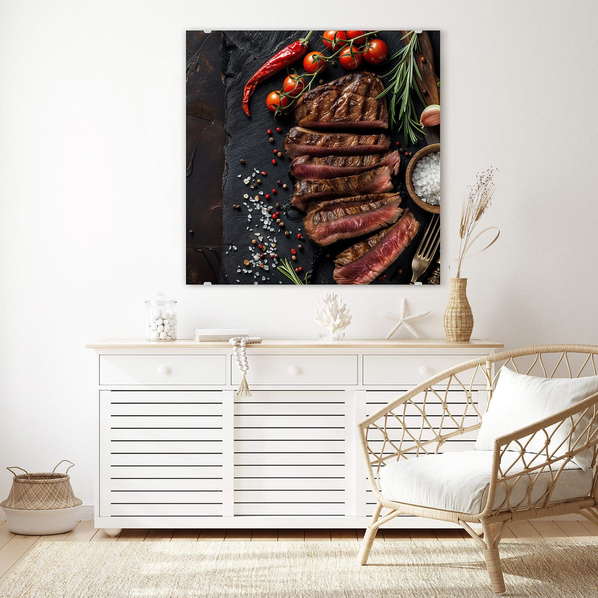 Glasbild Steak auf Schiefer an der Wand – Aufgeschnittenes, medium gebratenes Steak in Scheiben auf Schiefer mit Kirschtomaten, Chili und Salz