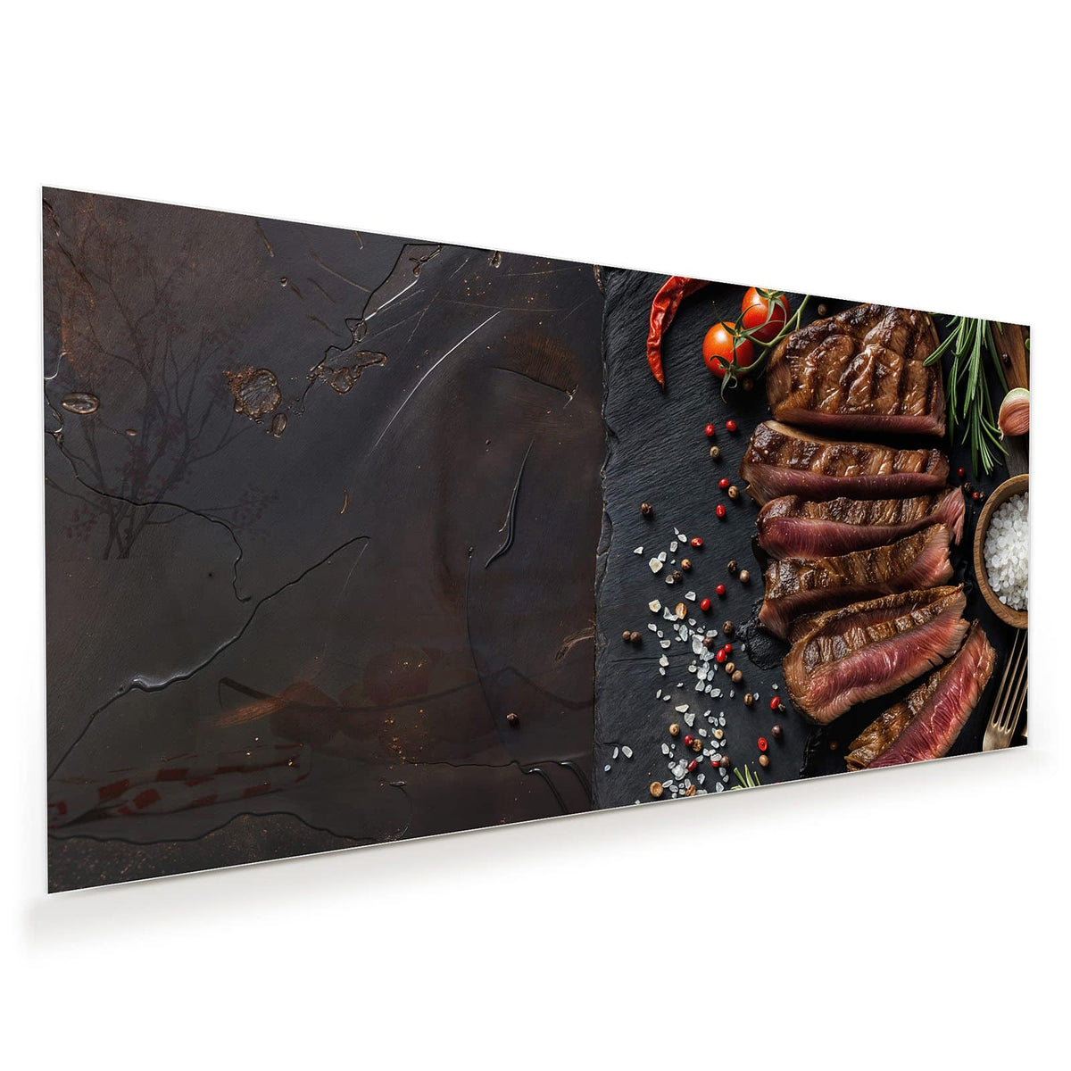 Aufgeschnittenes, medium gebratenes Steak in Scheiben auf Schiefer mit Kirschtomaten, Chili und Salz