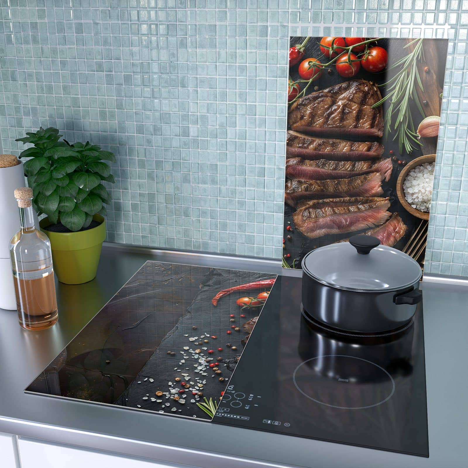 2-teilige Herdabdeckung mit Gegrilltes Steak Teller-Motiv als Spritzschutz hinter dem Kochfeld
