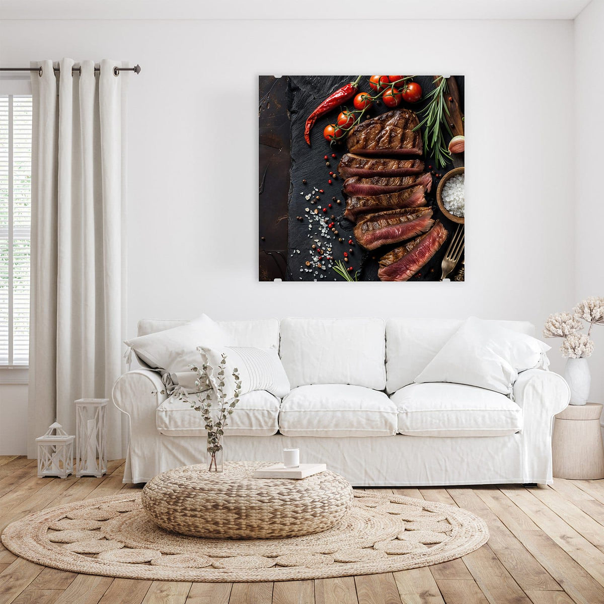 Glasbild Steak auf Schiefer an der Wand – Aufgeschnittenes, medium gebratenes Steak in Scheiben auf Schiefer mit Kirschtomaten, Chili und Salz