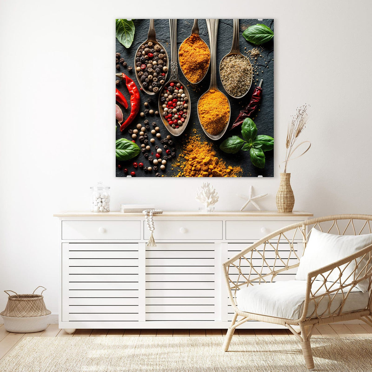 Glasbild Gewürze in Silberlöffeln an der Wand – Antike Silberlöffel mit Pfeffermix, Kurkuma und grobem Salz auf Schiefer, dazu Chilis und Basilikum