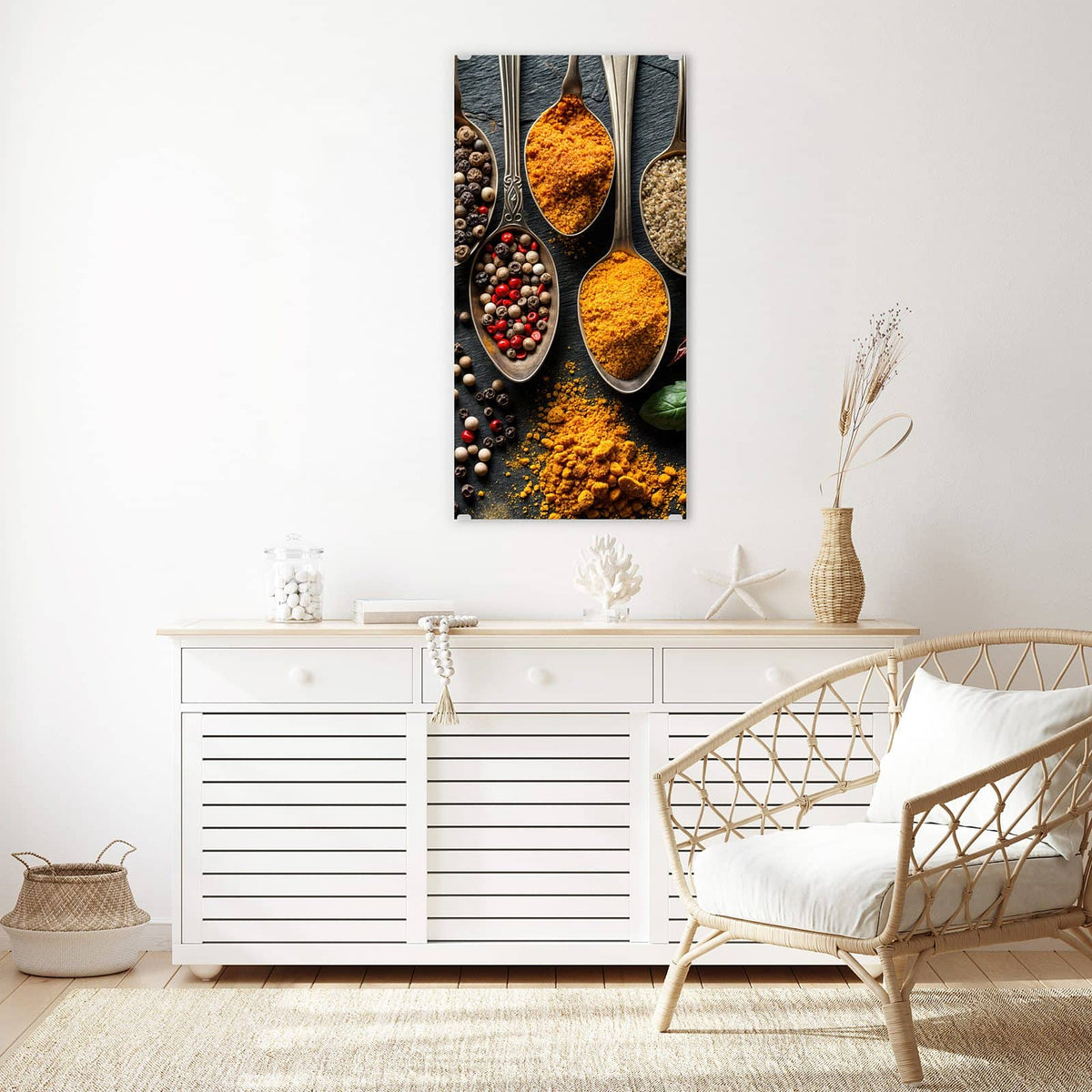 Glasbild Gewürze in Silberlöffeln an der Wand – Antike Silberlöffel mit Pfeffermix, Kurkuma und grobem Salz auf Schiefer, dazu Chilis und Basilikum