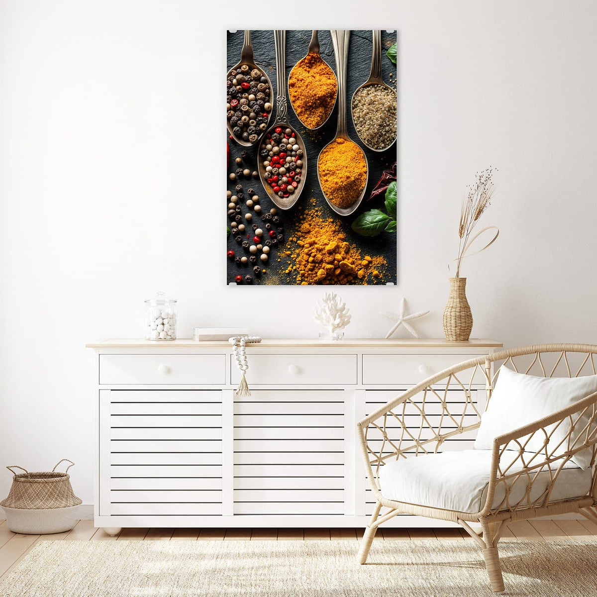 Glasbild Gewürze in Silberlöffeln an der Wand – Antike Silberlöffel mit Pfeffermix, Kurkuma und grobem Salz auf Schiefer, dazu Chilis und Basilikum