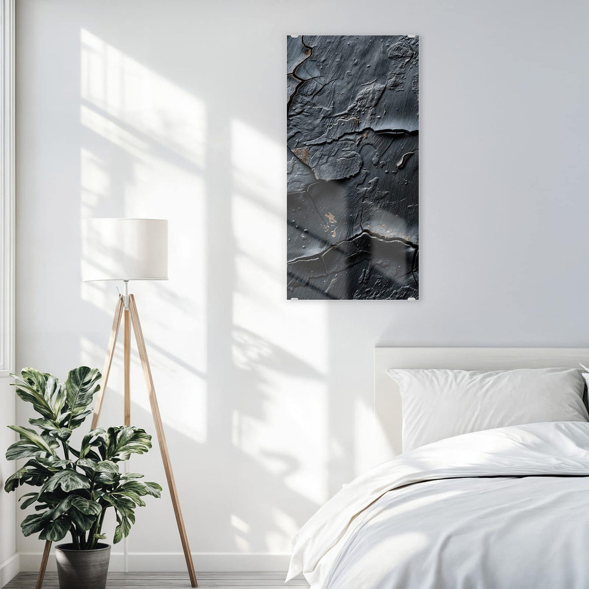 Glasbild Risse in Anthrazit an der Wand – Fast schwarze, abgeplatzte Farbschollen mit wenigen rostigen Sprenkeln
