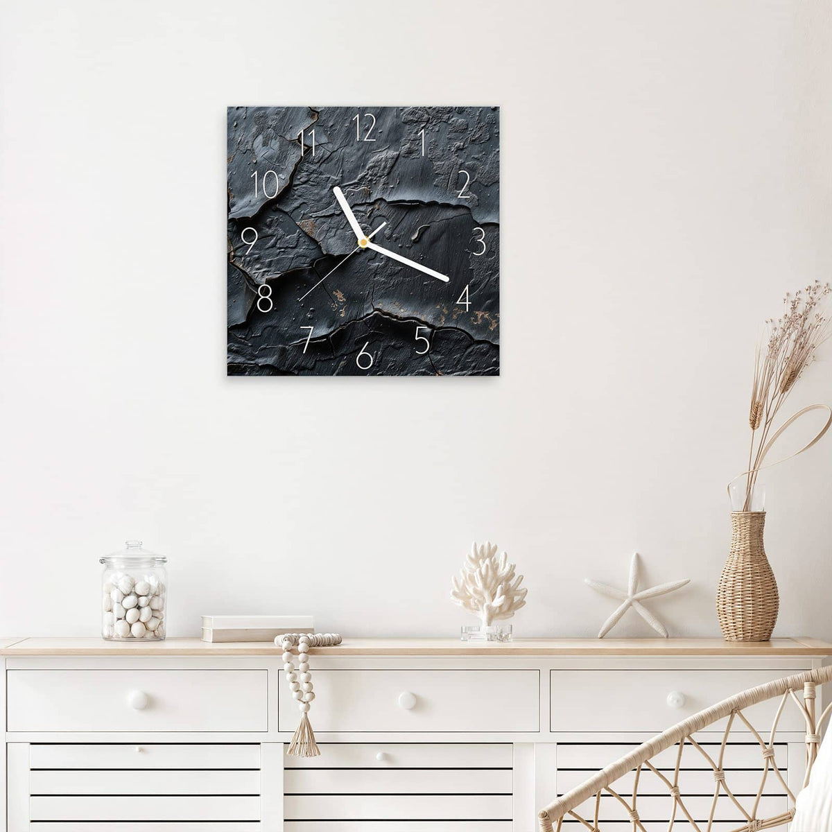 Wanduhr Risse in Anthrazit aus Glas – Quadratisch 30 × 30 cm – Gerissene Farbschichten in Dunkelgrau