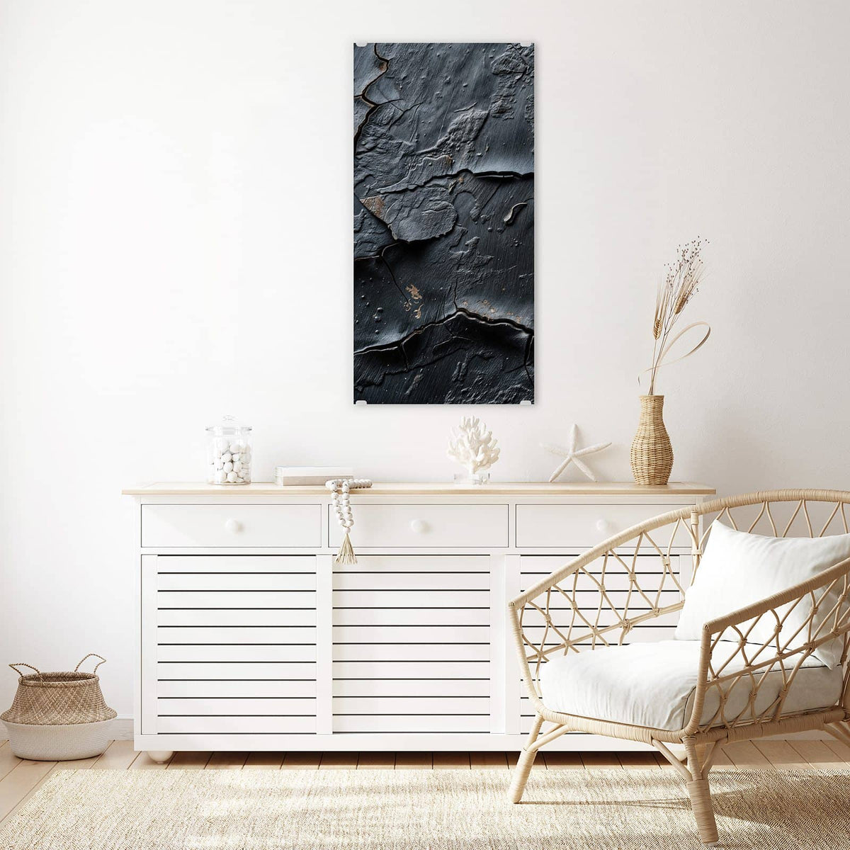 Glasbild Risse in Anthrazit an der Wand – Fast schwarze, abgeplatzte Farbschollen mit wenigen rostigen Sprenkeln