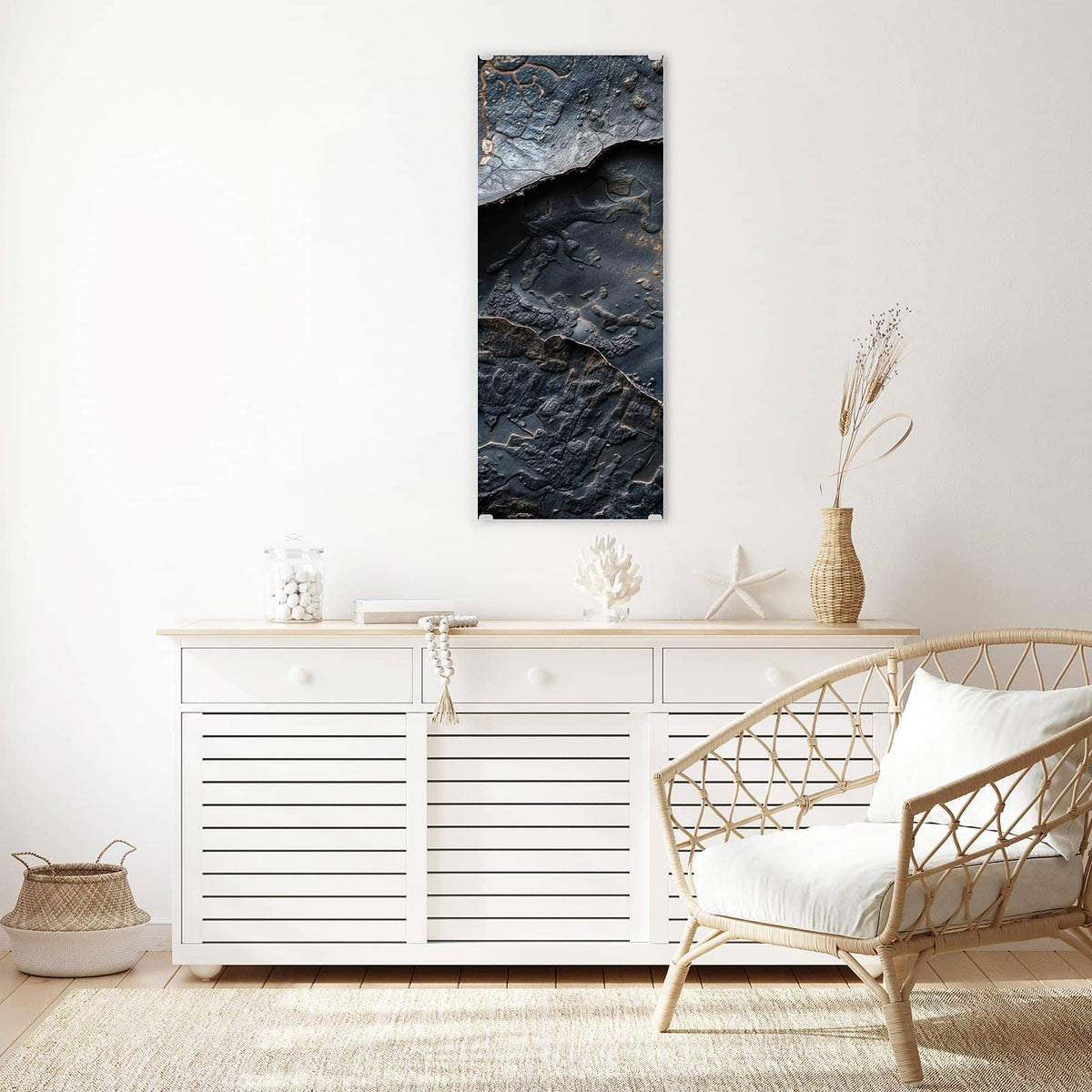 Glasbild Dunkle Bronzetextur an der Wand – Fast schwarze, aufgebrochene Schieferschichten mit bronzenem Schimmer