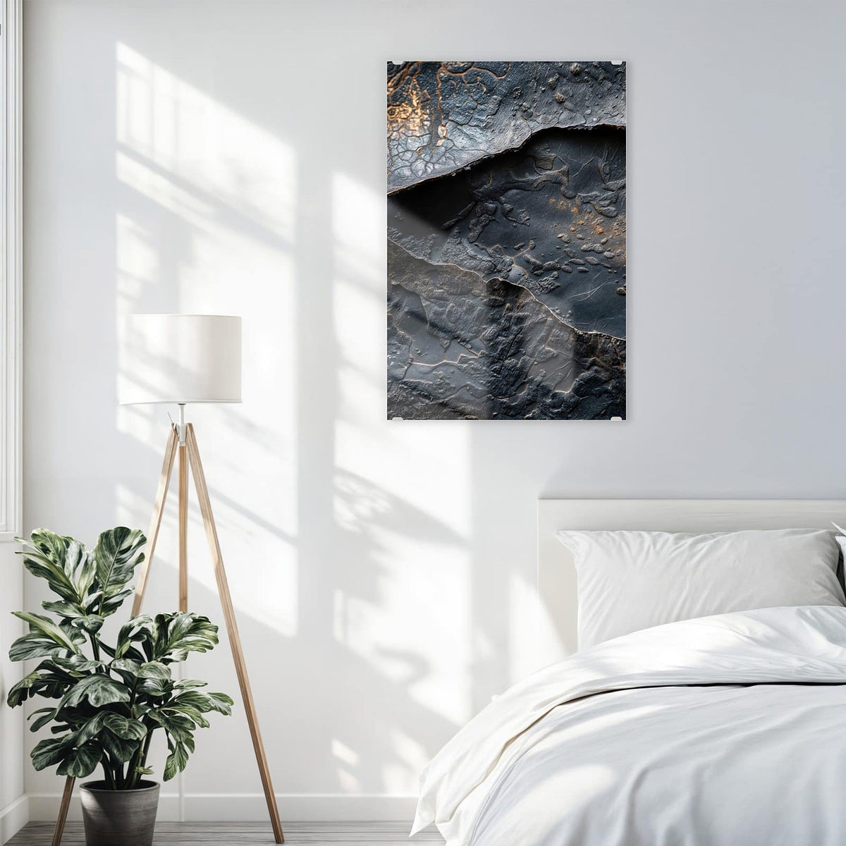 Glasbild Dunkle Bronzetextur an der Wand – Fast schwarze, aufgebrochene Schieferschichten mit bronzenem Schimmer