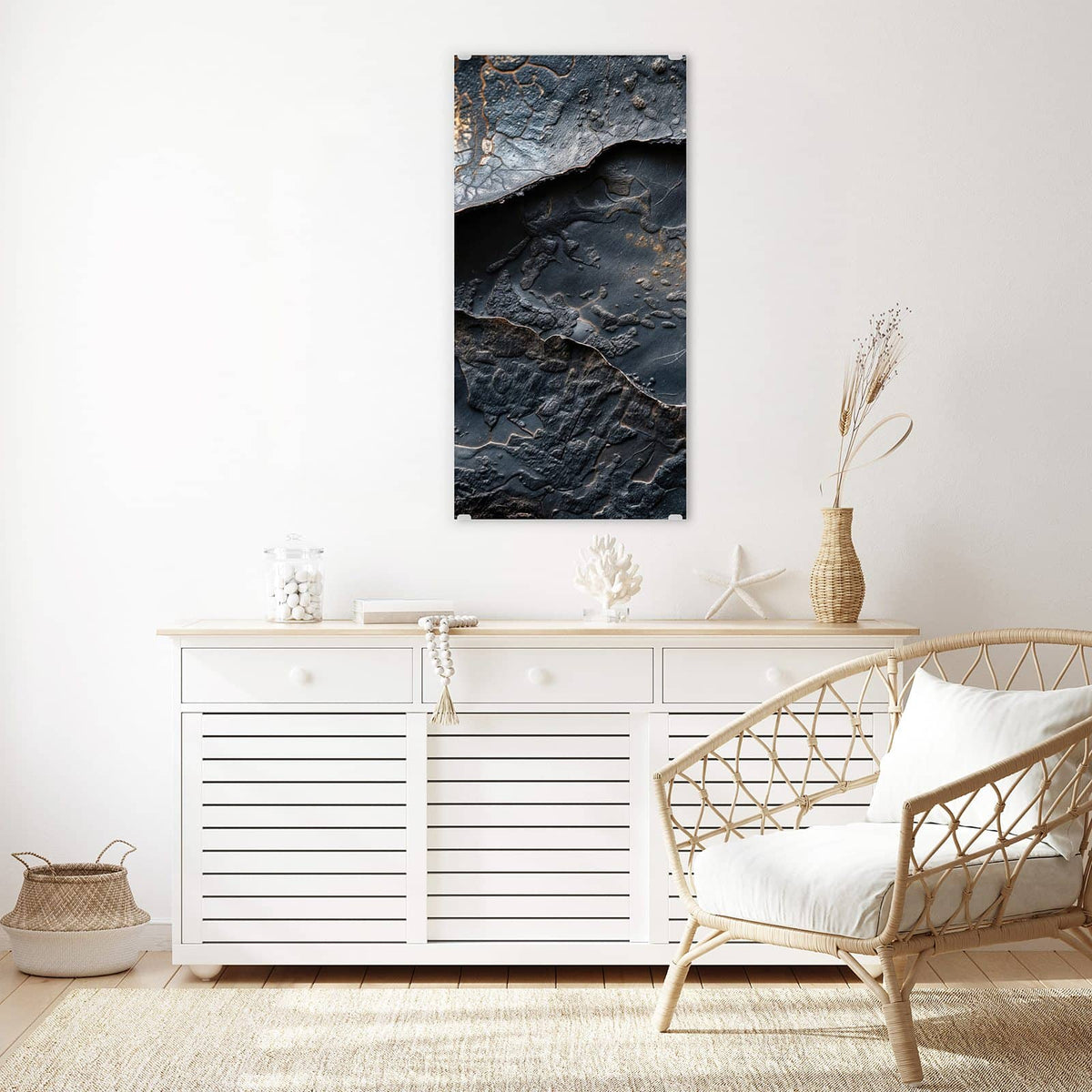 Glasbild Dunkle Bronzetextur an der Wand – Fast schwarze, aufgebrochene Schieferschichten mit bronzenem Schimmer
