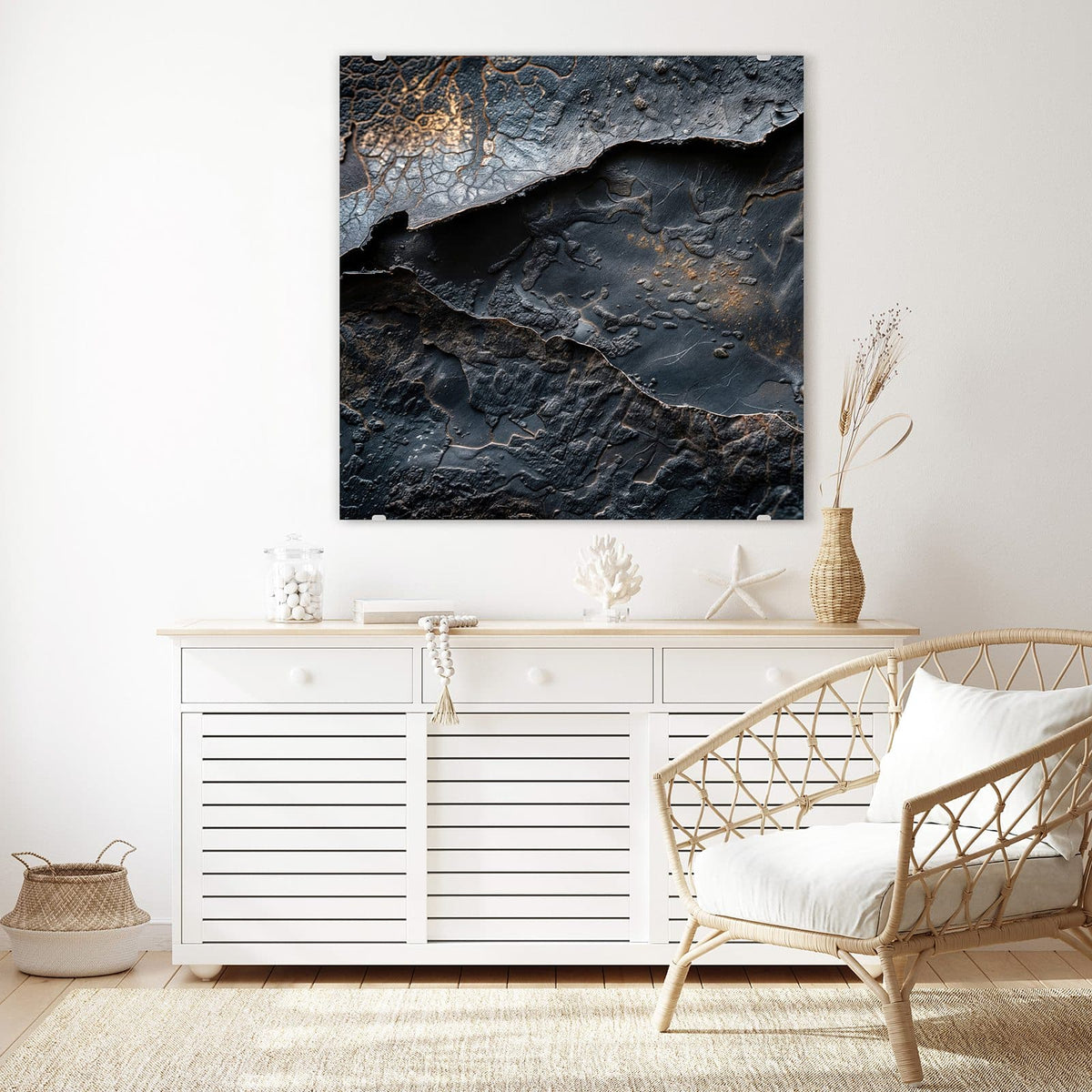 Glasbild Dunkle Bronzetextur an der Wand – Fast schwarze, aufgebrochene Schieferschichten mit bronzenem Schimmer