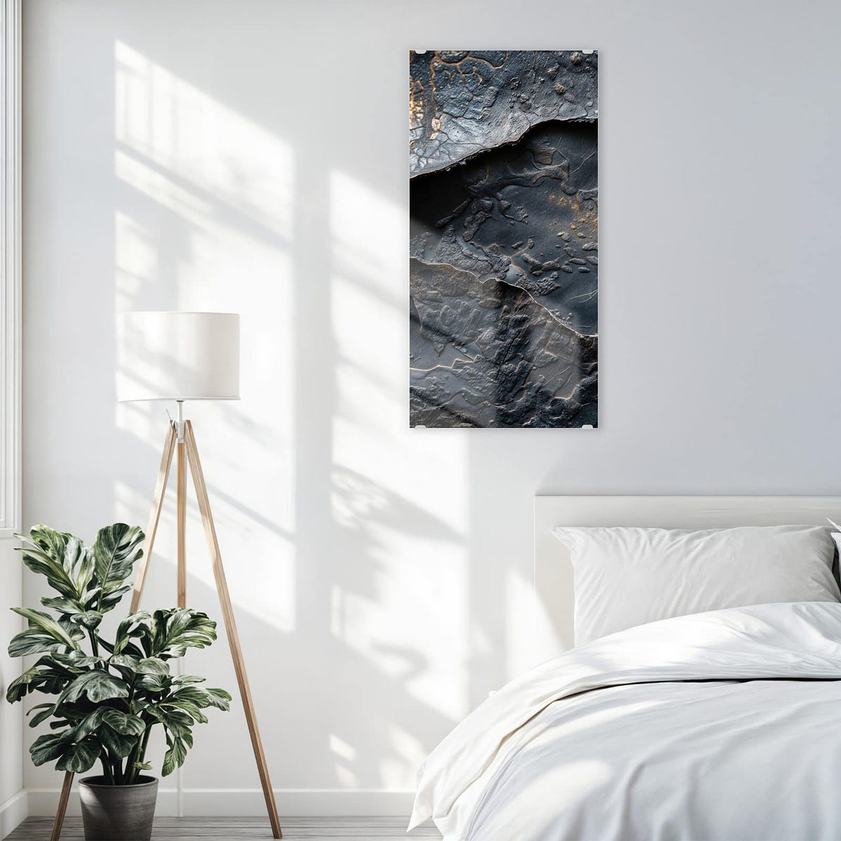 Glasbild Dunkle Bronzetextur an der Wand – Fast schwarze, aufgebrochene Schieferschichten mit bronzenem Schimmer