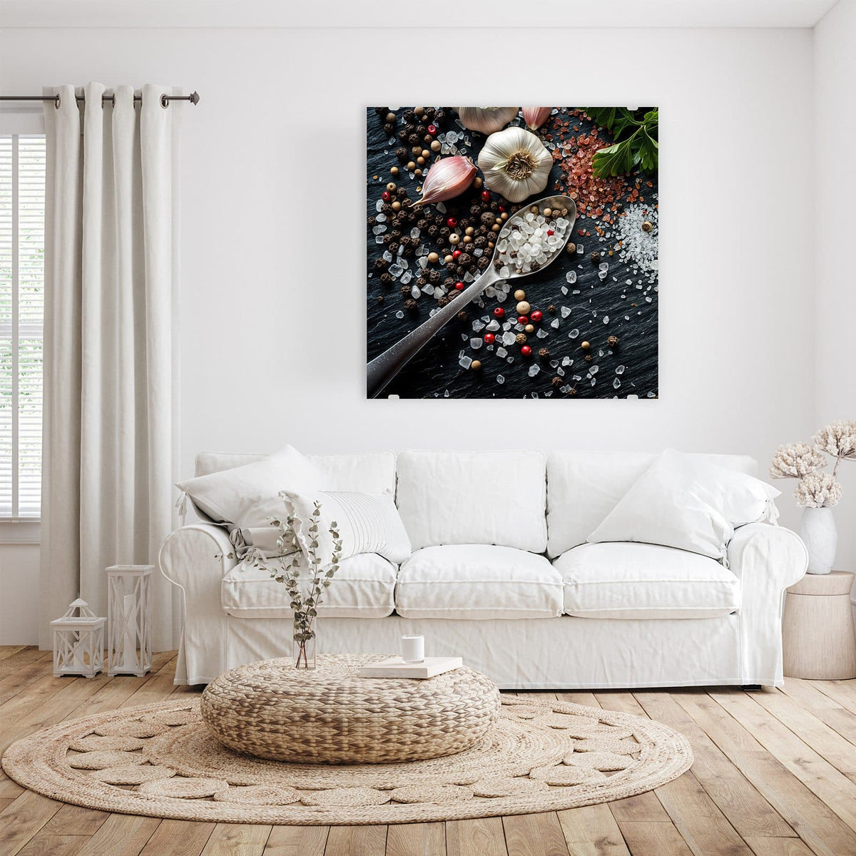 Glasbild Salz und Knoblauch an der Wand – Knoblauchknollen, schwarze und rote Pfefferkörner und grobes Salz in einem Löffel auf schwarzem Schiefer