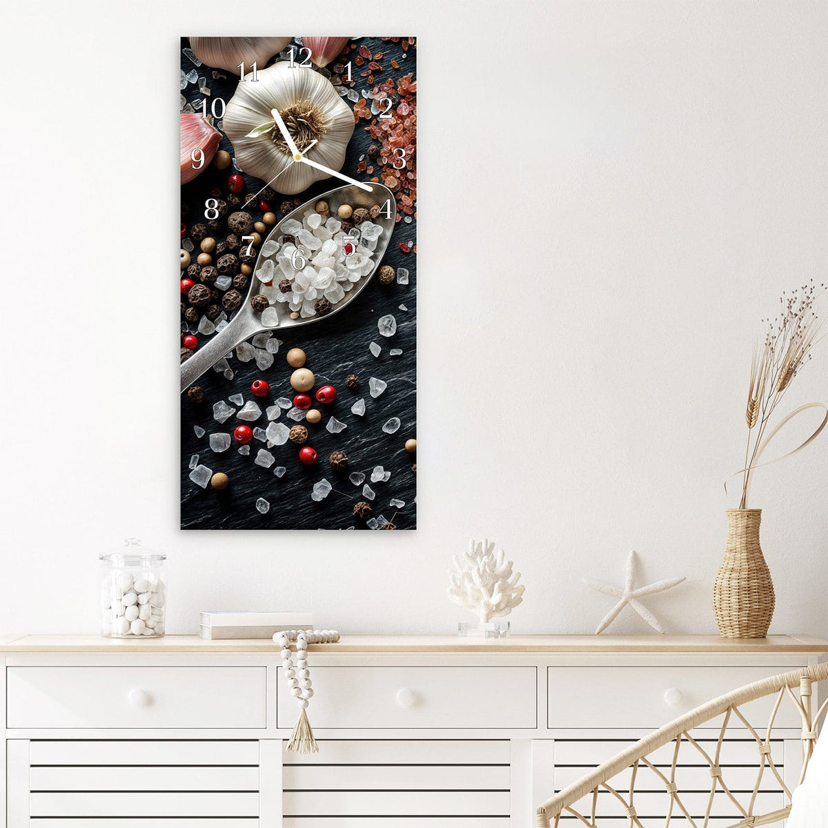Wanduhr aus Glas im Hochformat Salz und Knoblauch mit Ziffernblatt Klassisch über einem weißen Sideboard