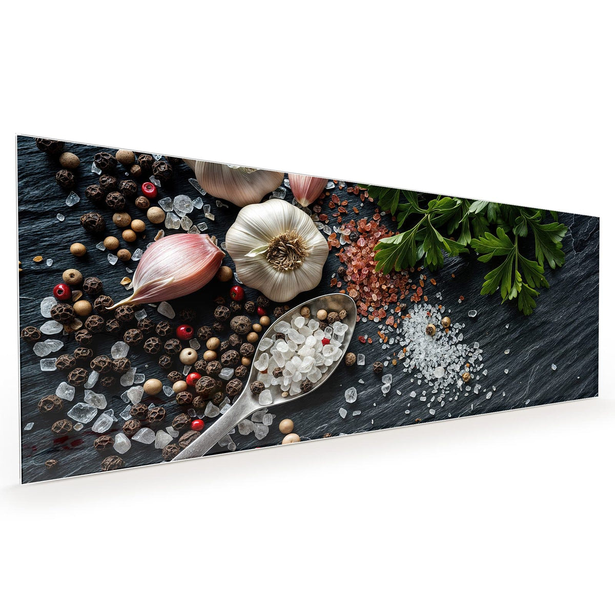 Küchenrückwand aus Glas im Hochformat: Knoblauchknollen, schwarze und rote Pfefferkörner und grobes Salz in einem Löffel auf schwarzem Schiefer