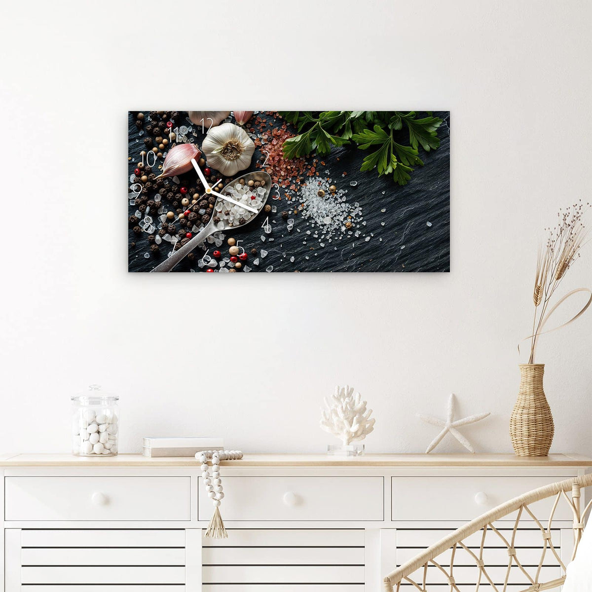Wanduhr Küchenzutaten aus Glas – Querformat 60 × 30 cm – Salz, Pfeffer und Knoblauch auf Schiefer