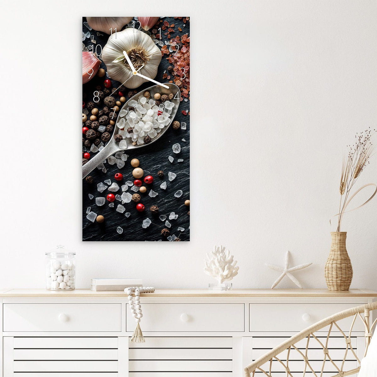 Wanduhr Salz und Knoblauch aus Glas – Hochformat 30 × 60 cm – Salz, Pfeffer und Knoblauch auf Schiefer