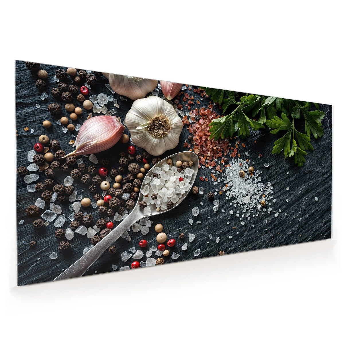 Knoblauchknollen, schwarze und rote Pfefferkörner und grobes Salz in einem Löffel auf schwarzem Schiefer