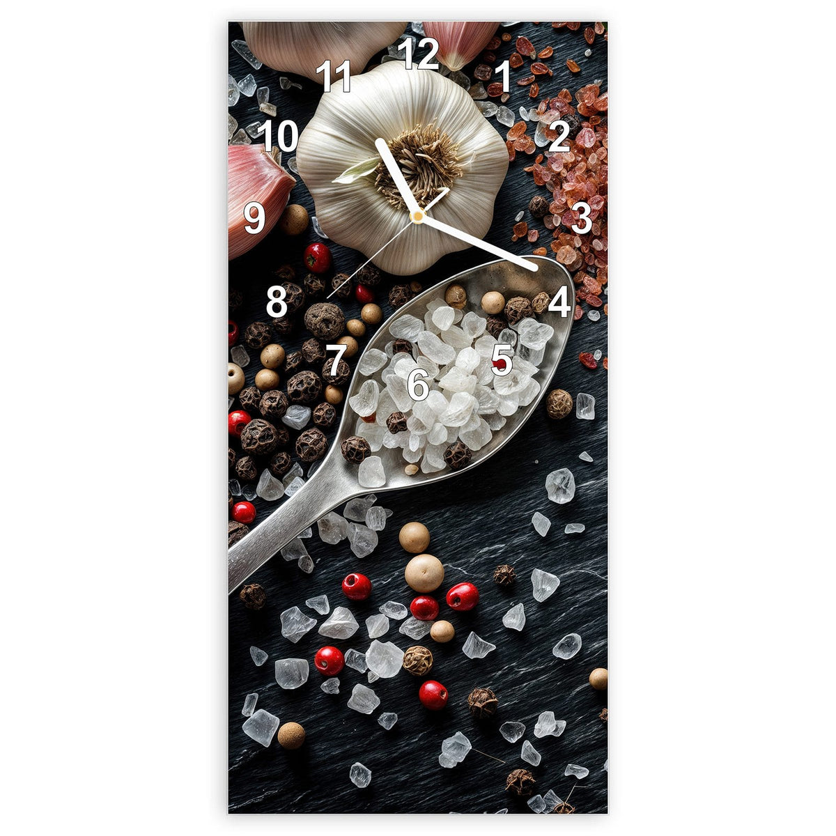 Wanduhr aus Glas, Ziffernblatt Modern: Knoblauchknollen, schwarze und rote Pfefferkörner und grobes Salz in einem Löffel auf schwarzem Schiefer