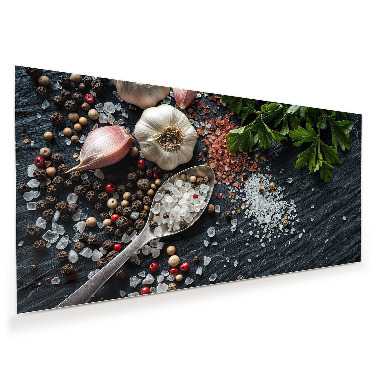 Knoblauchknollen, schwarze und rote Pfefferkörner und grobes Salz in einem Löffel auf schwarzem Schiefer