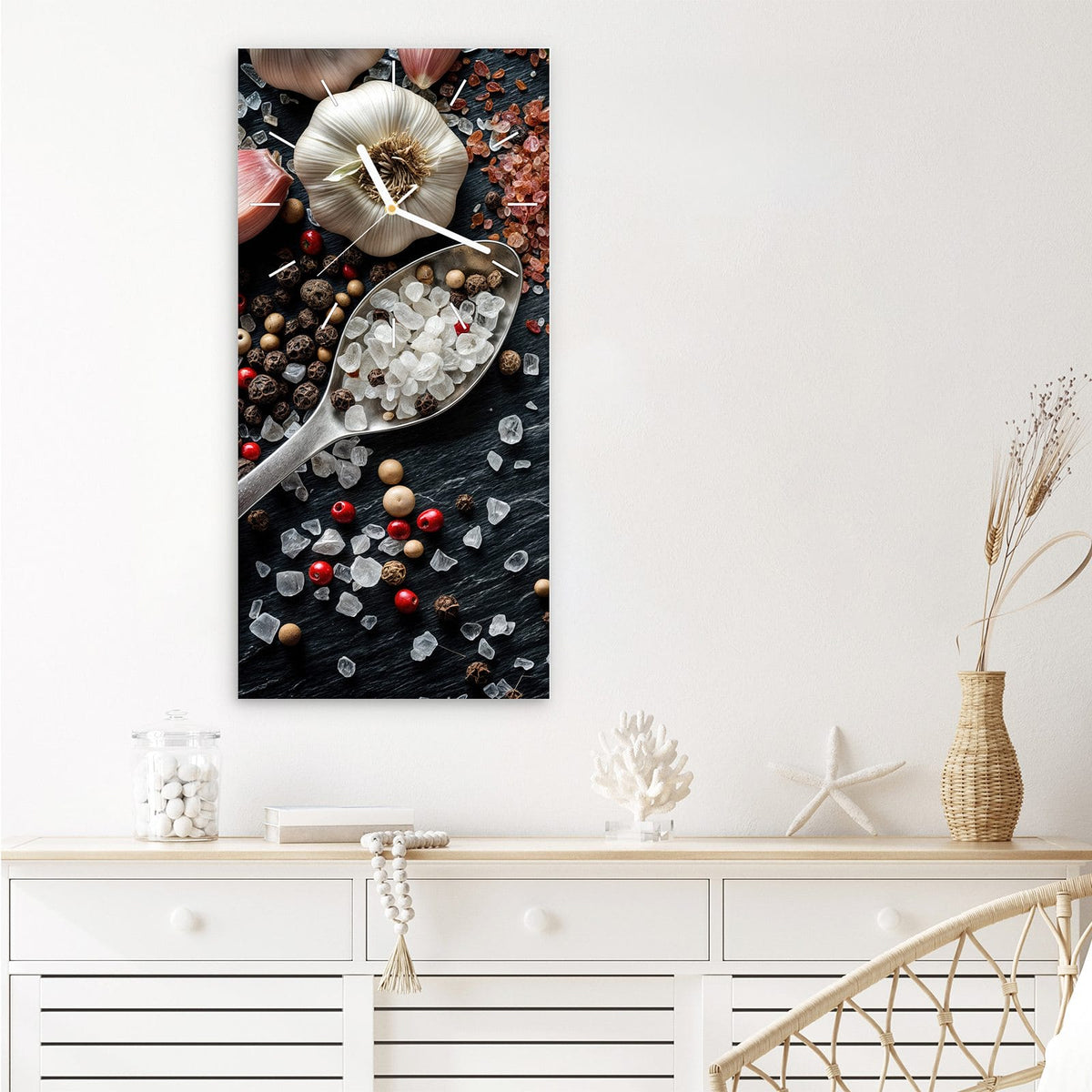 Wanduhr aus Glas im Hochformat Salz und Knoblauch mit Ziffernblatt Linie über einem weißen Sideboard