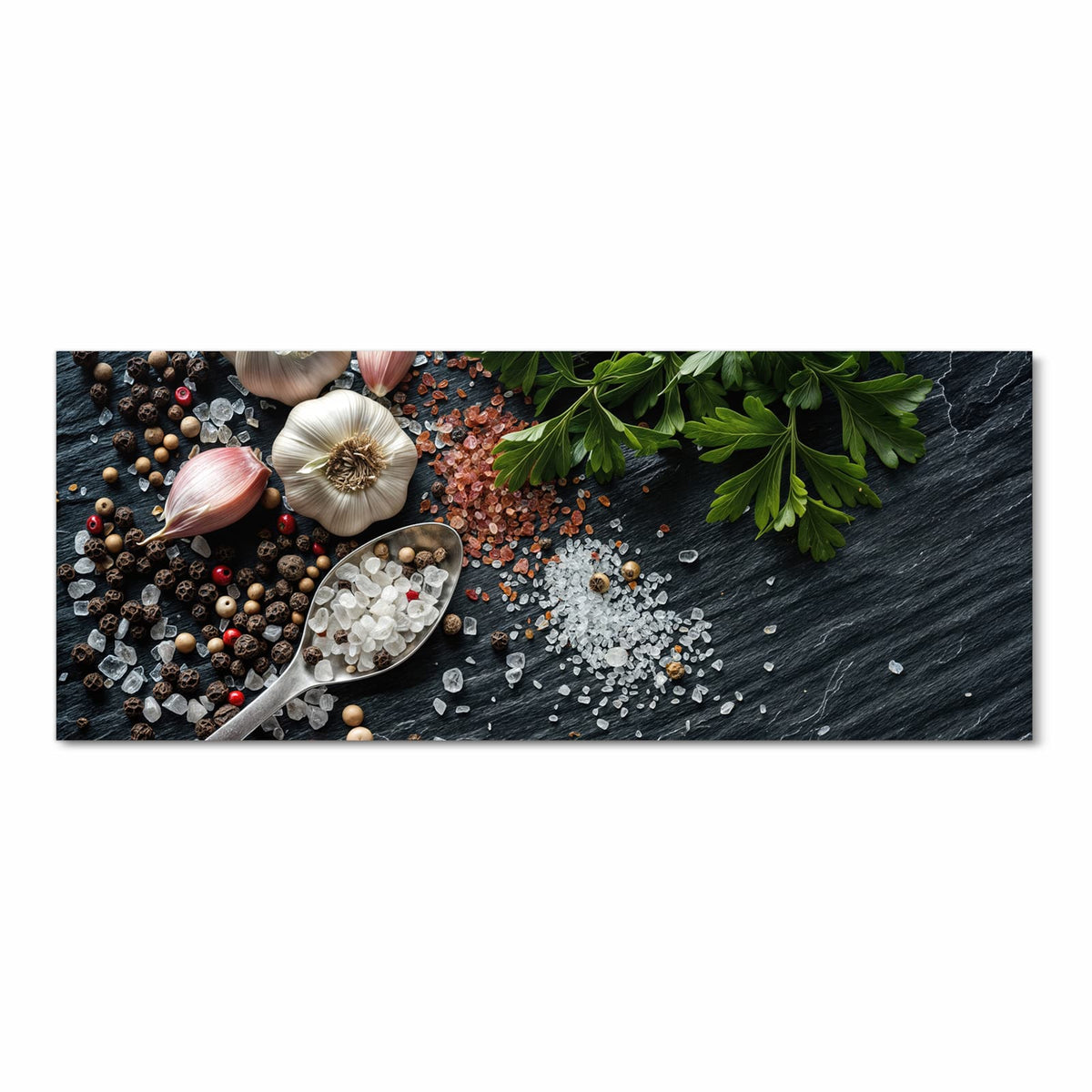 Knoblauchknollen, schwarze und rote Pfefferkörner und grobes Salz in einem Löffel auf schwarzem Schiefer