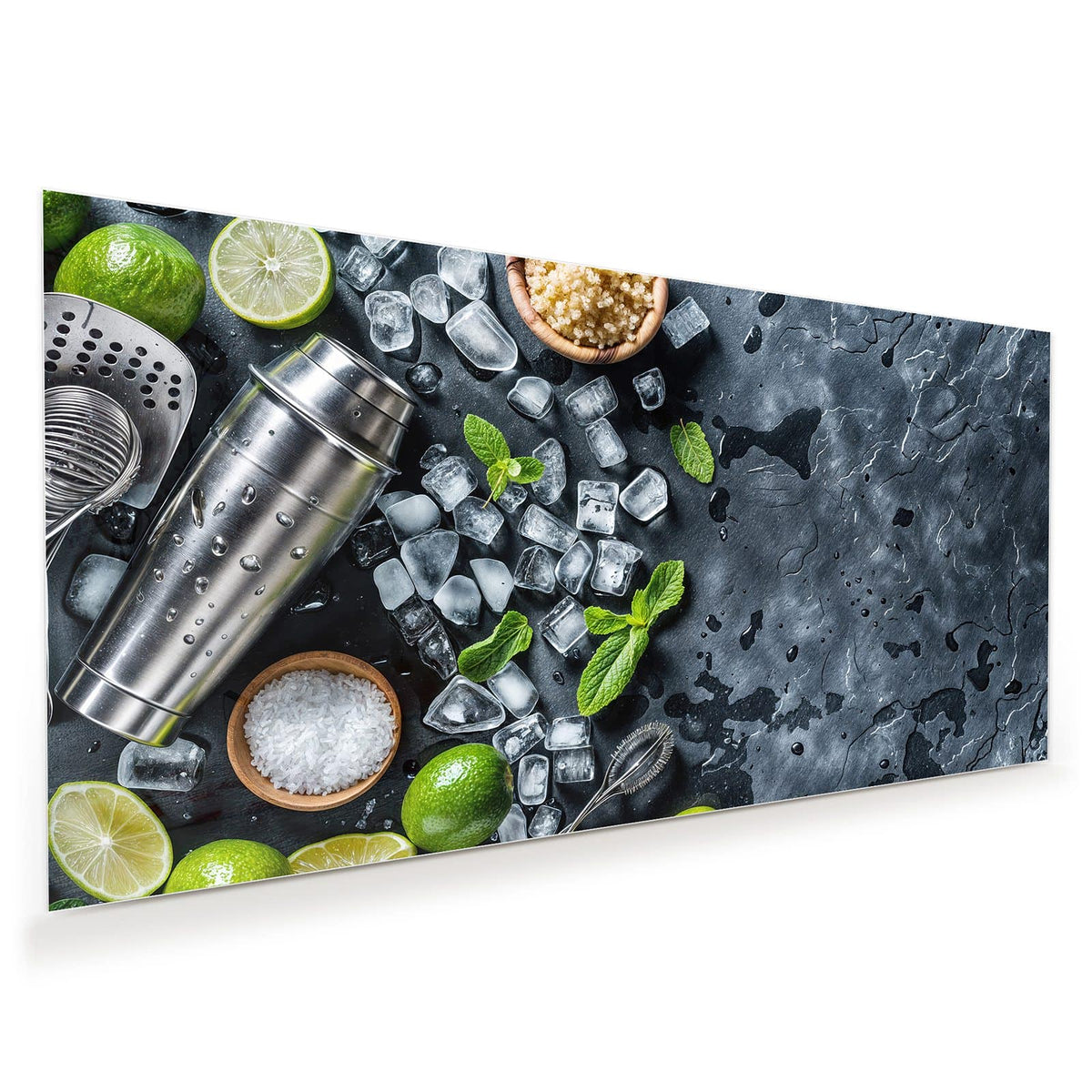 Draufsicht auf Schiefer: Edelstahl-Shaker, halbierte Limetten, Eiswürfel, Minze, Zucker und Salz in Holzschalen.