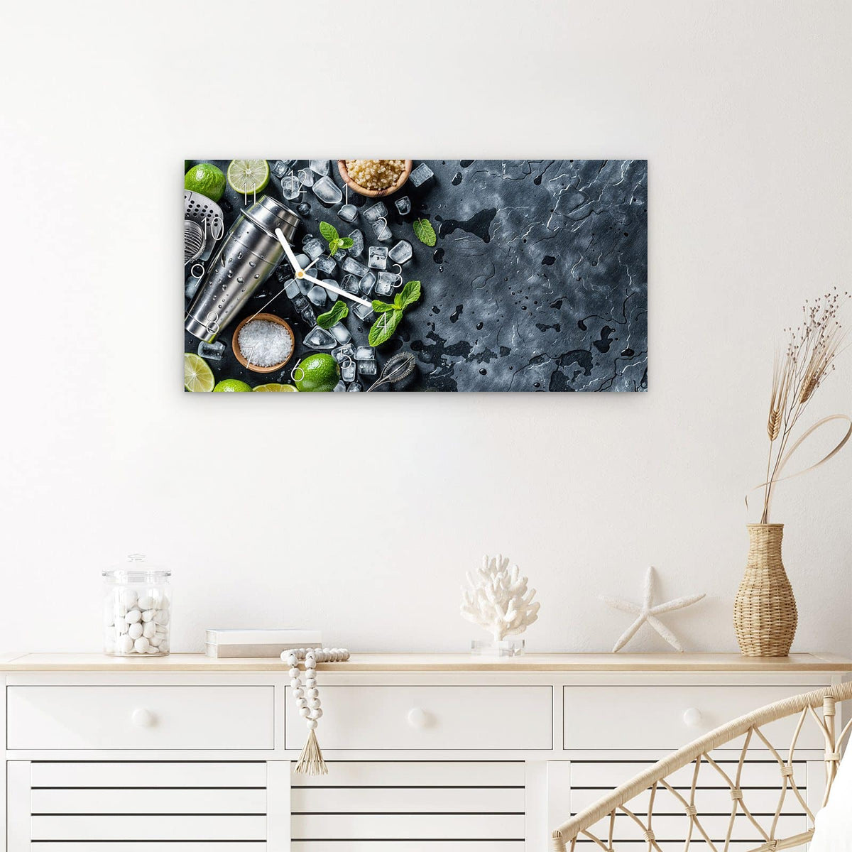 Wanduhr Cocktail Zutaten aus Glas – Querformat 60 × 30 cm – Cocktailshaker mit Limetten und Minze