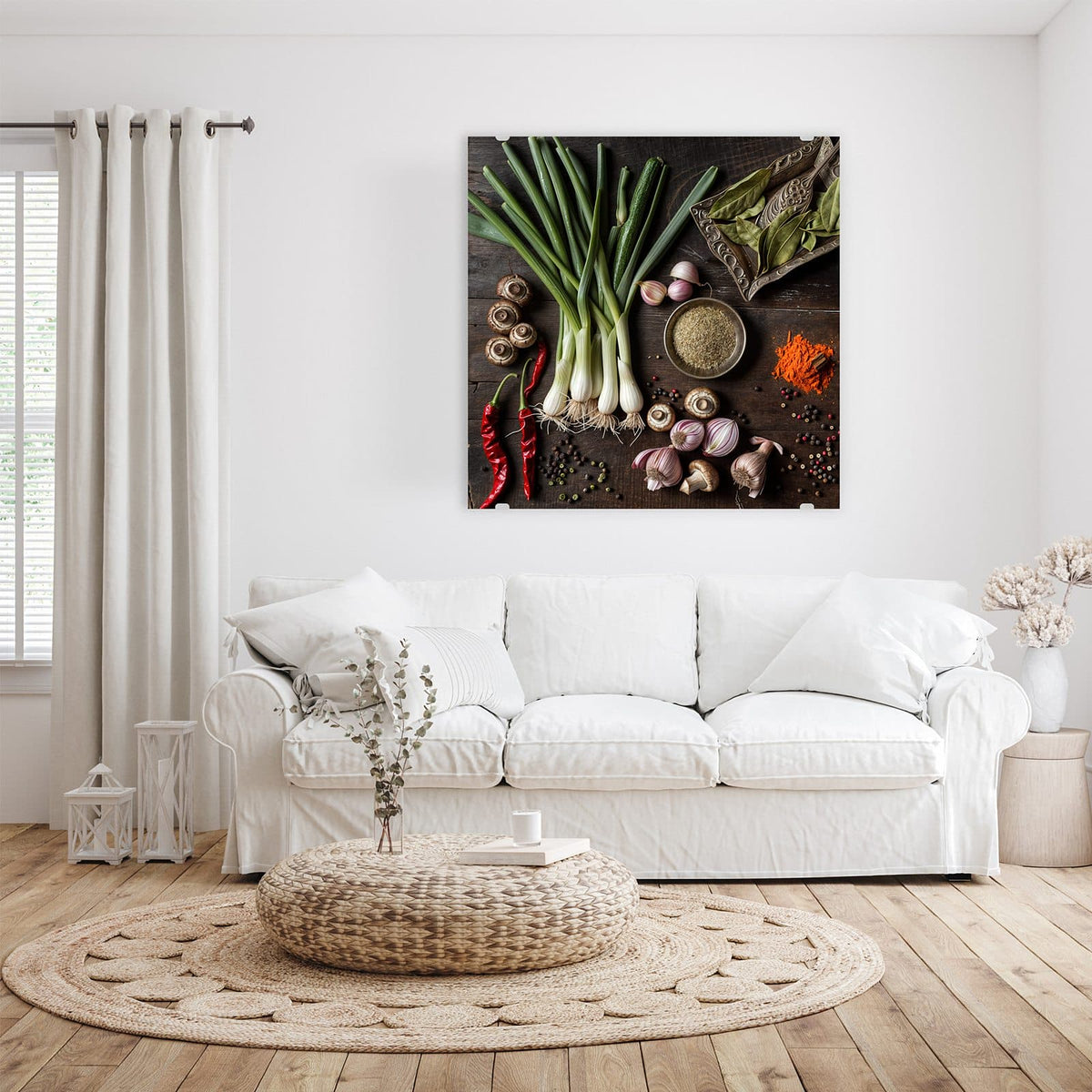 Dunkles Holz mit Frühlingszwiebeln, Zucchini, Champignons, roten Chilis, Knoblauch, Lorbeerblättern, Pfefferkörnern und Paprikapulver