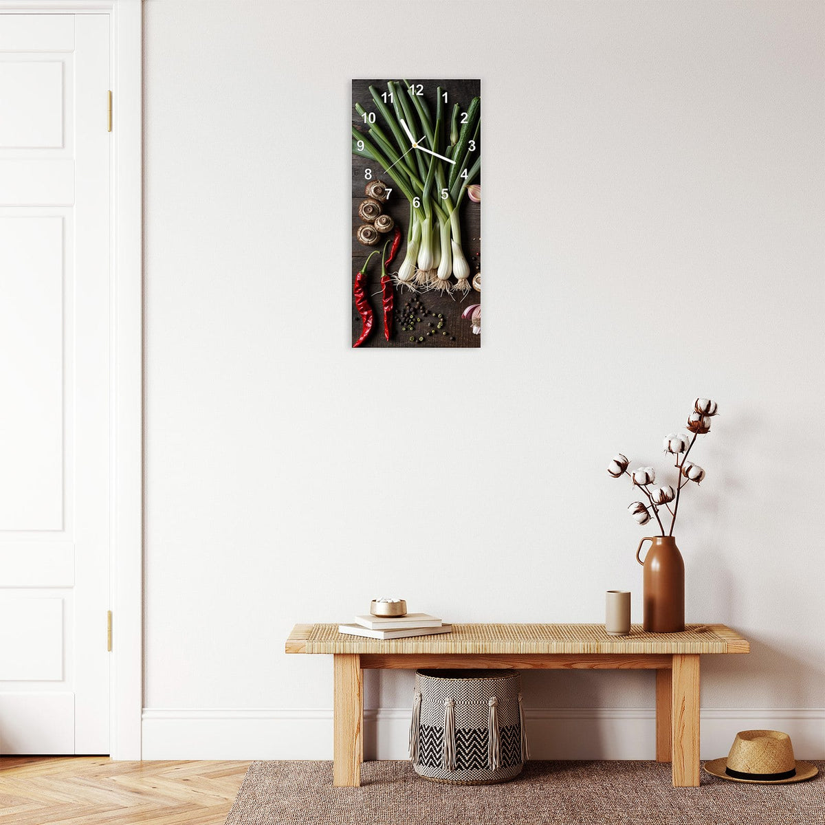 Wanduhr aus Glas im Hochformat Gemüse und Gewürze mit Ziffernblatt Modern über einer Holzbank im Flur