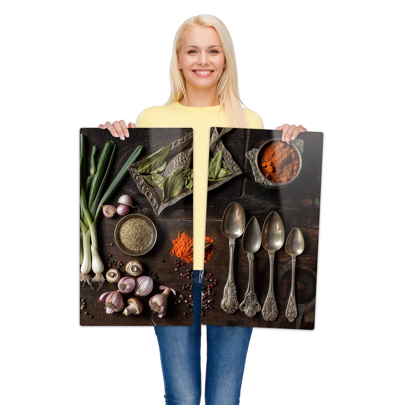 2-teilige Herdabdeckplatte mit Kochen Leidenschaft-Motiv wird zur Größendarstellung gehalten