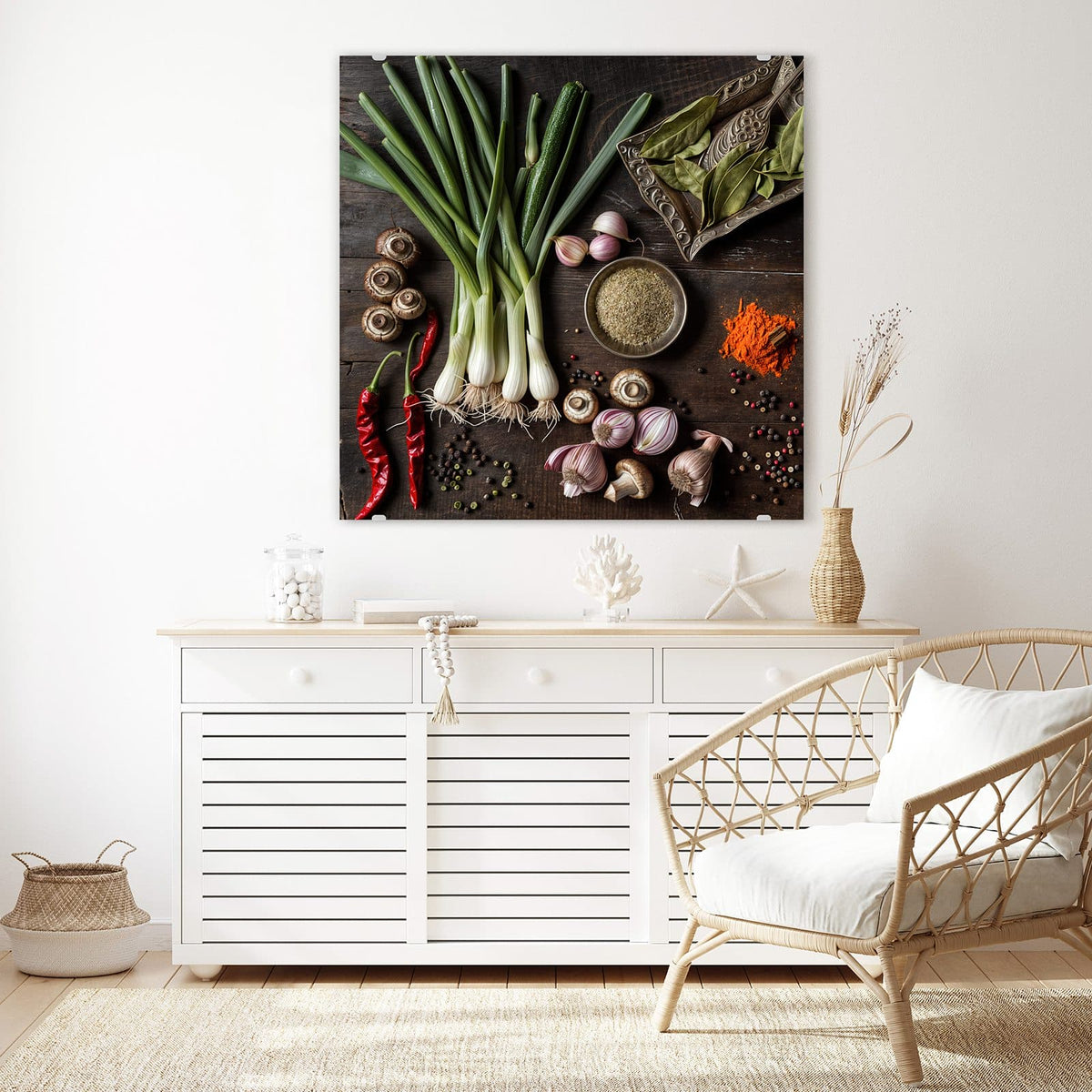 Glasbild Gemüse und Gewürze an der Wand – Dunkles Holz mit Frühlingszwiebeln, Zucchini, Champignons, roten Chilis, Knoblauch, Lorbeerblättern, Pfefferkörnern und Paprikapulver