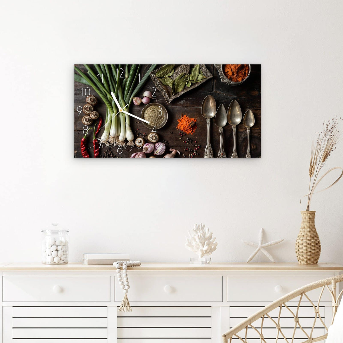 Wanduhr Kochen Leidenschaft aus Glas – Querformat 60 × 30 cm – Frühlingszwiebeln, Chilis und Silberlöffel