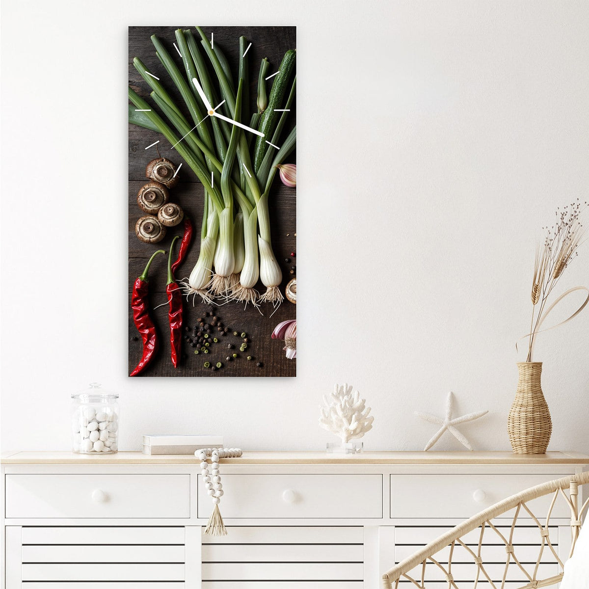 Wanduhr aus Glas im Hochformat Gemüse und Gewürze mit Ziffernblatt Linie über einem weißen Sideboard
