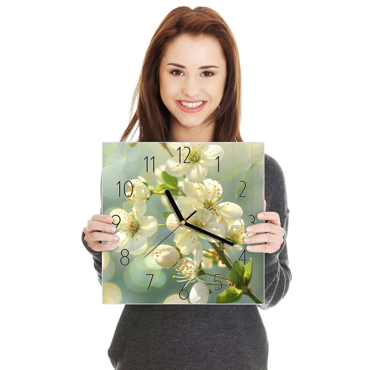 weiße Blüten mit gelben Staubgefäßen vor mintgrünem Bokeh