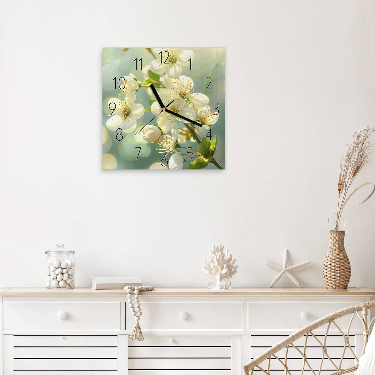 Wanduhr Weiße Blüten vor Grün aus Glas – Quadratisch 30 × 30 cm – Weiße Blüten vor mintgrünem Bokeh