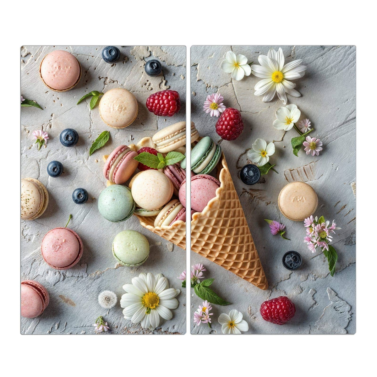umgekippte Eiswaffel voller Macarons, drumherum Beeren und Blüten