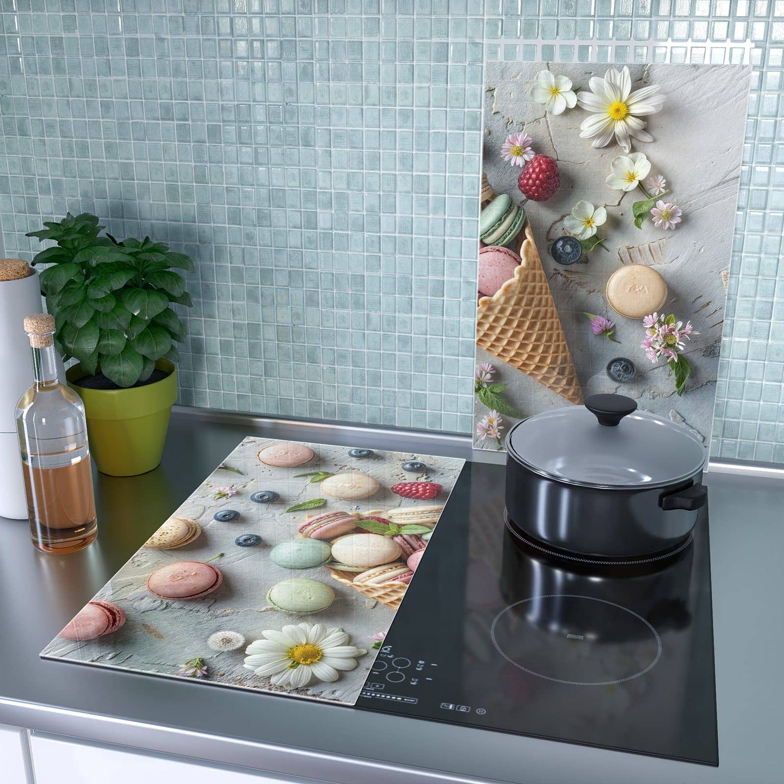 2-teilige Abdeckplatte für Induktionsherd mit Macarons im Sommer-Motiv als Spritzschutz hinter dem Kochfeld