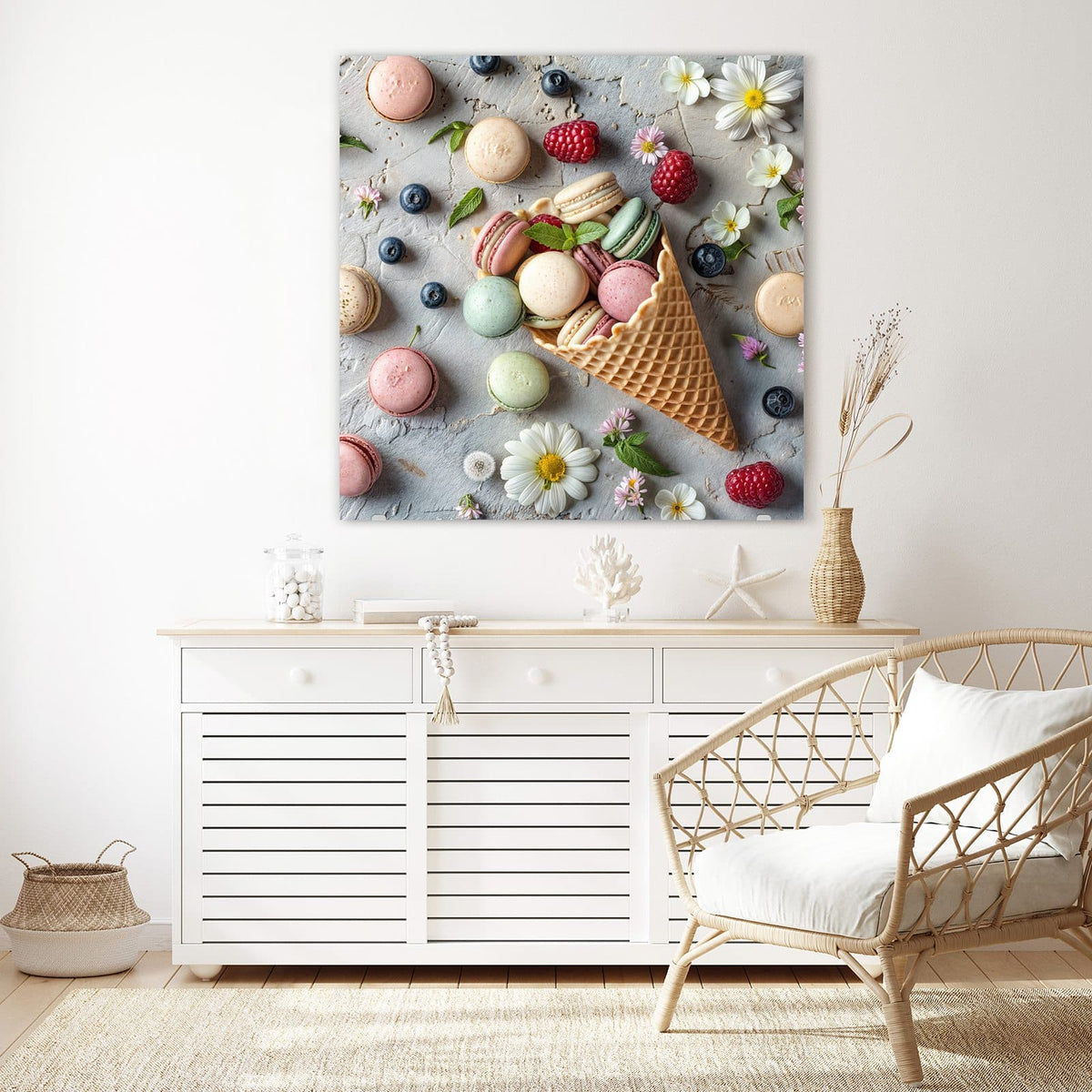 Glasbild Macarons in der Waffel an der Wand – umgekippte Eiswaffel voller Macarons, drumherum Beeren und Blüten