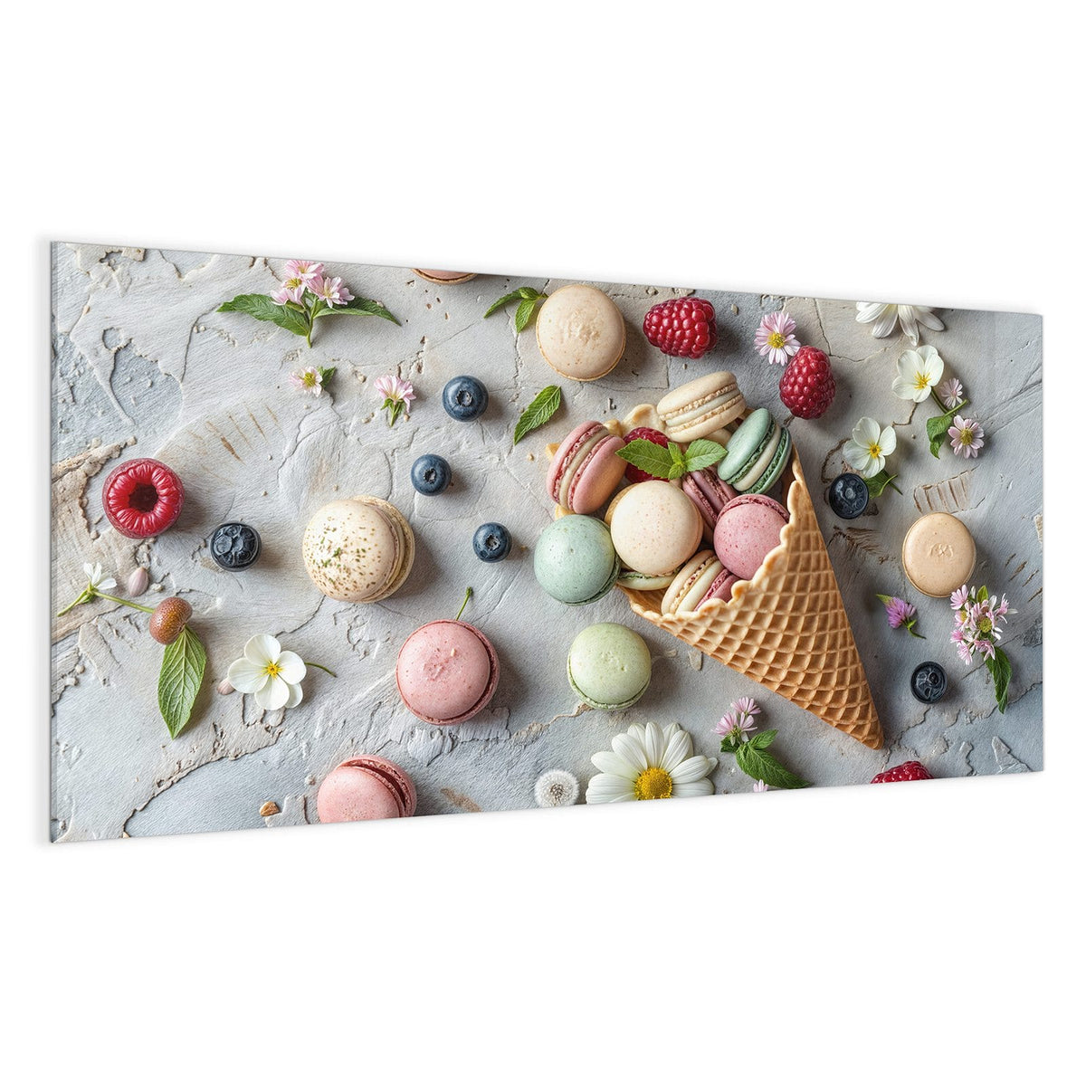 umgekippte Eiswaffel voller Macarons, drumherum Beeren und Blüten