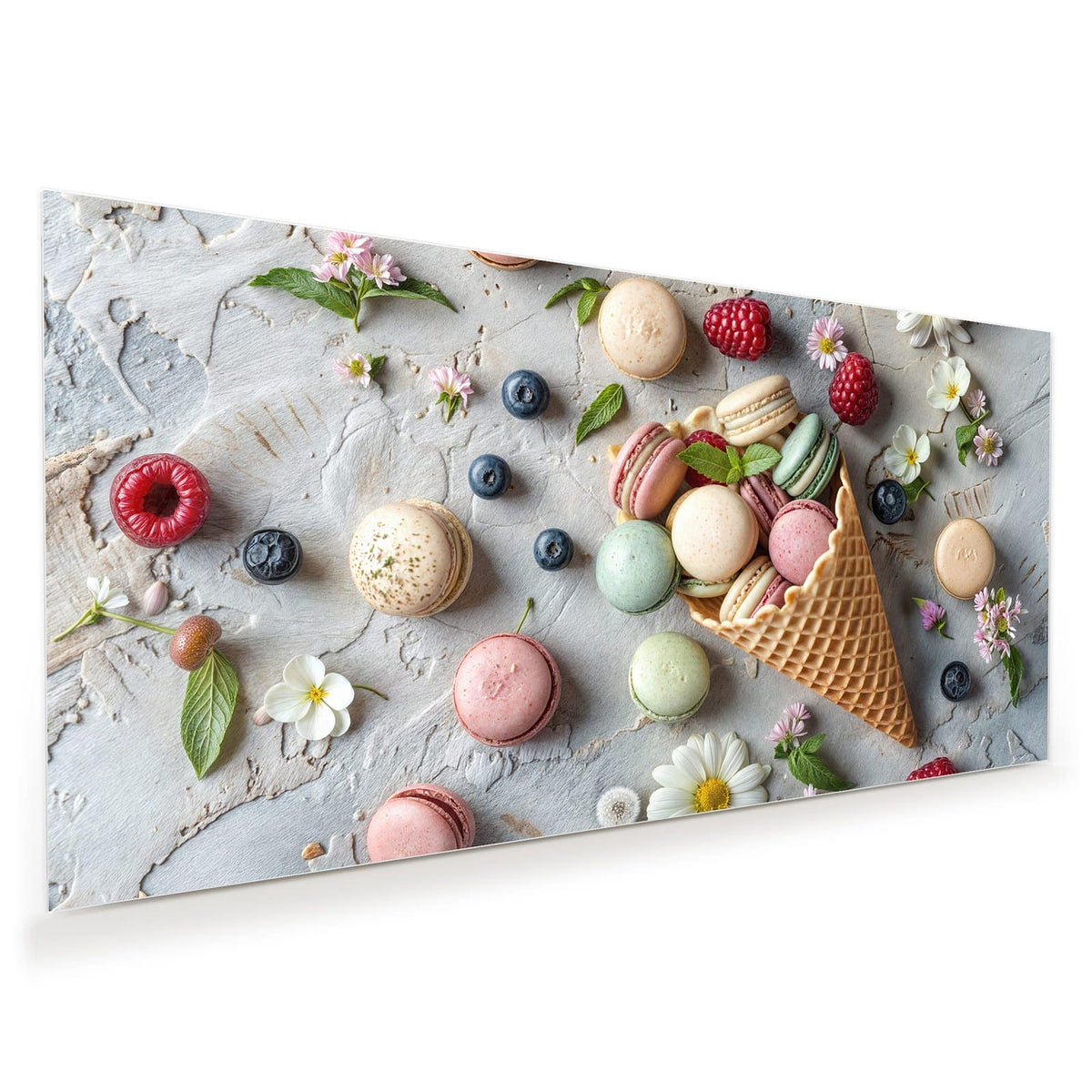 umgekippte Eiswaffel voller Macarons, drumherum Beeren und Blüten