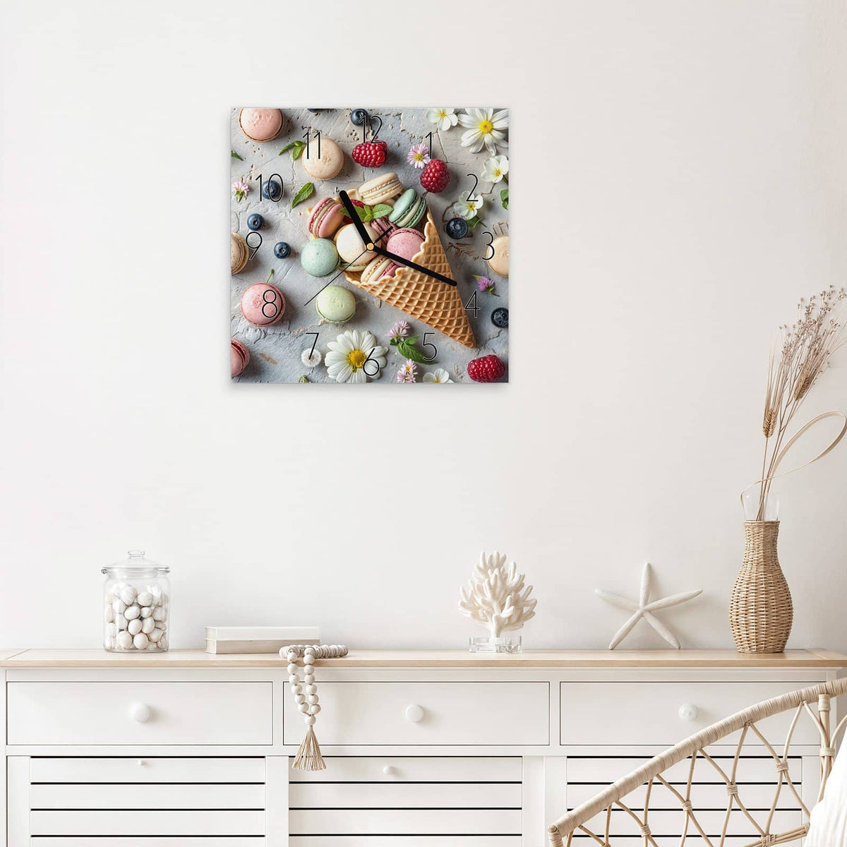 Wanduhr Macarons in der Waffel aus Glas – Quadratisch 30 × 30 cm – Macarons in umgedrehter Eiswaffel