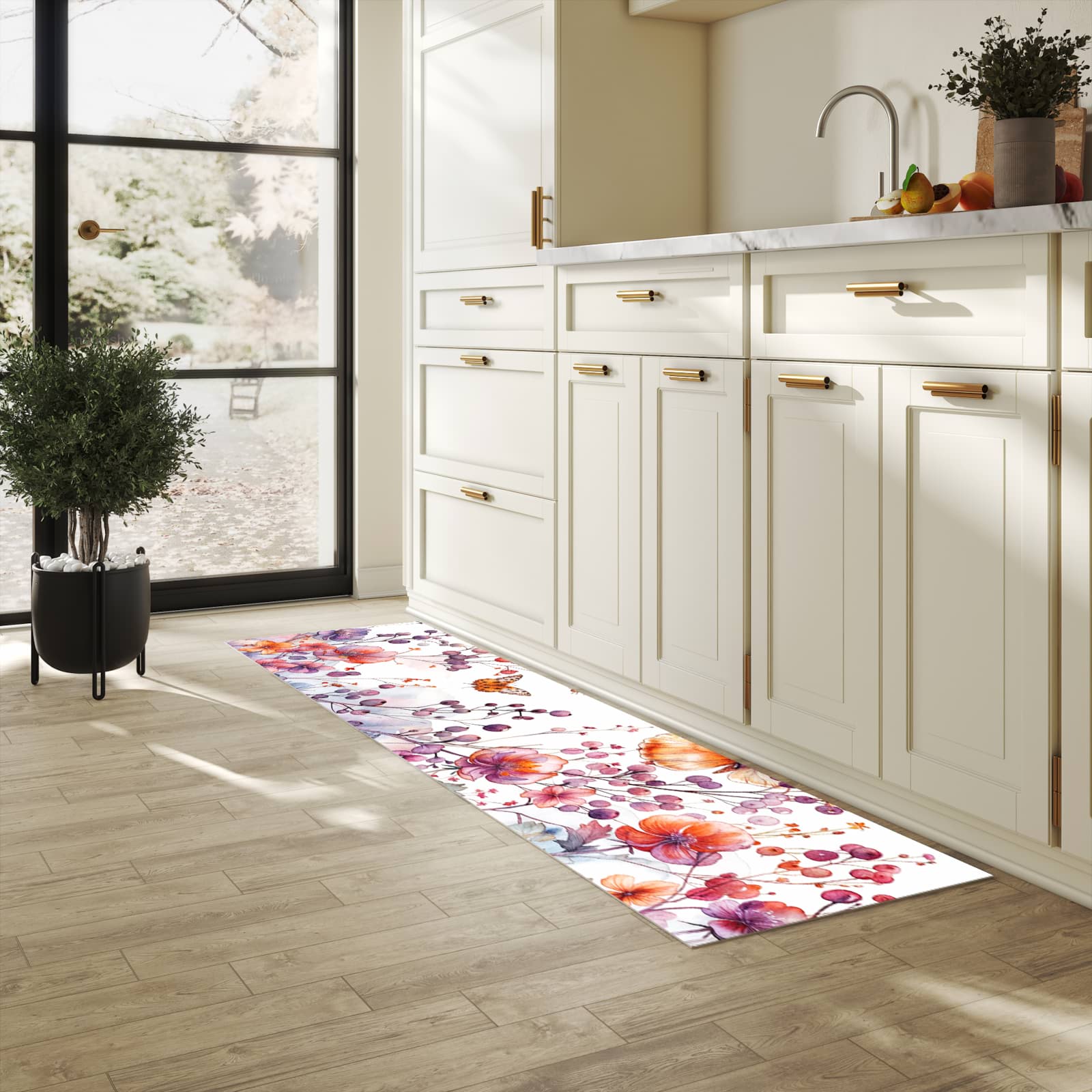 Abriebfester Küchenteppich mit Motiv Blumen und Schmetterlinge in heller Küche