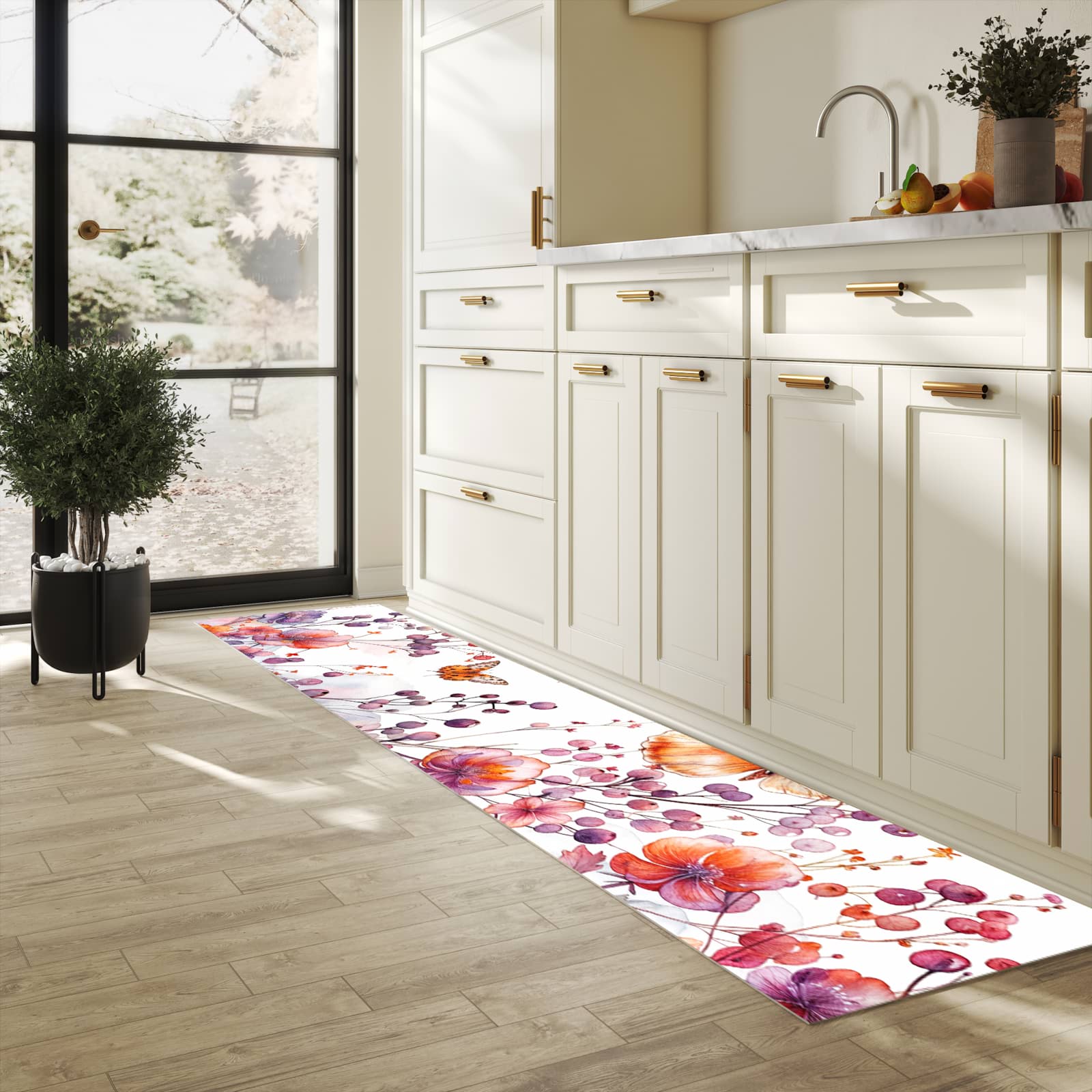 Komfortabler Küchenläufer mit Motiv Blumen und Schmetterlinge in heller Küche