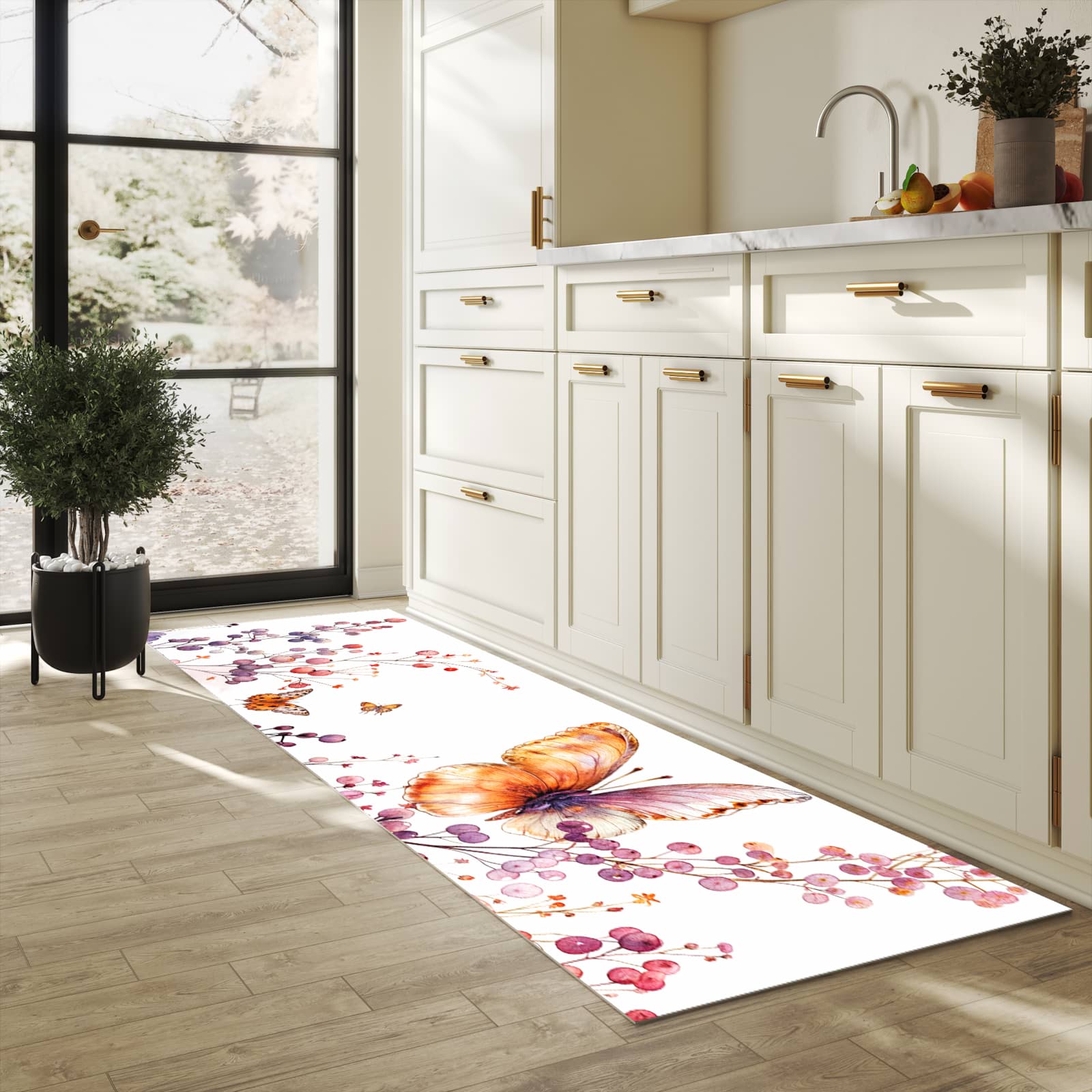 Geruchsneutraler rutschfester Küchenläufer mit Motiv Blumen und Schmetterlinge in heller Küche