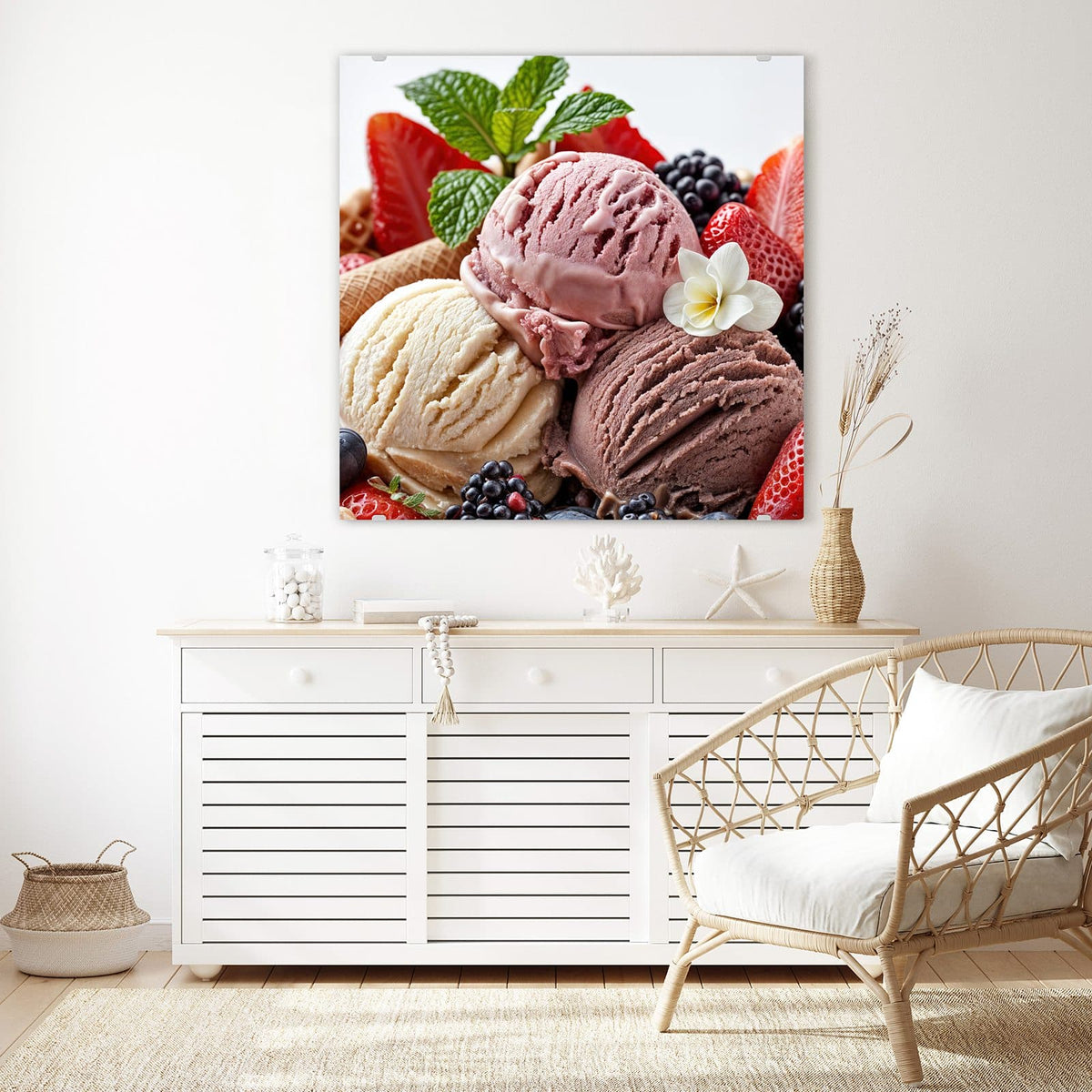 Glasbild Eiskugeln mit Beeren an der Wand – Drei Eiskugeln (Erdbeere, Vanille, Schokolade) umgeben von Erdbeeren, Brombeeren, Minze und einer weißen Blüte.