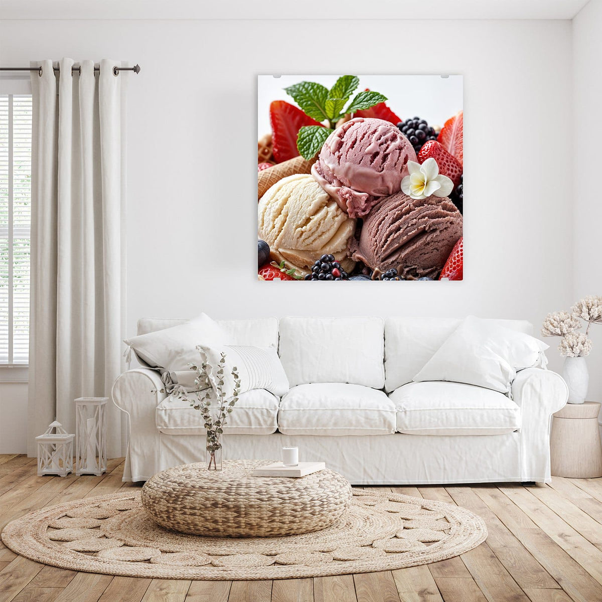 Glasbild Eiskugeln mit Beeren an der Wand – Drei Eiskugeln (Erdbeere, Vanille, Schokolade) umgeben von Erdbeeren, Brombeeren, Minze und einer weißen Blüte.